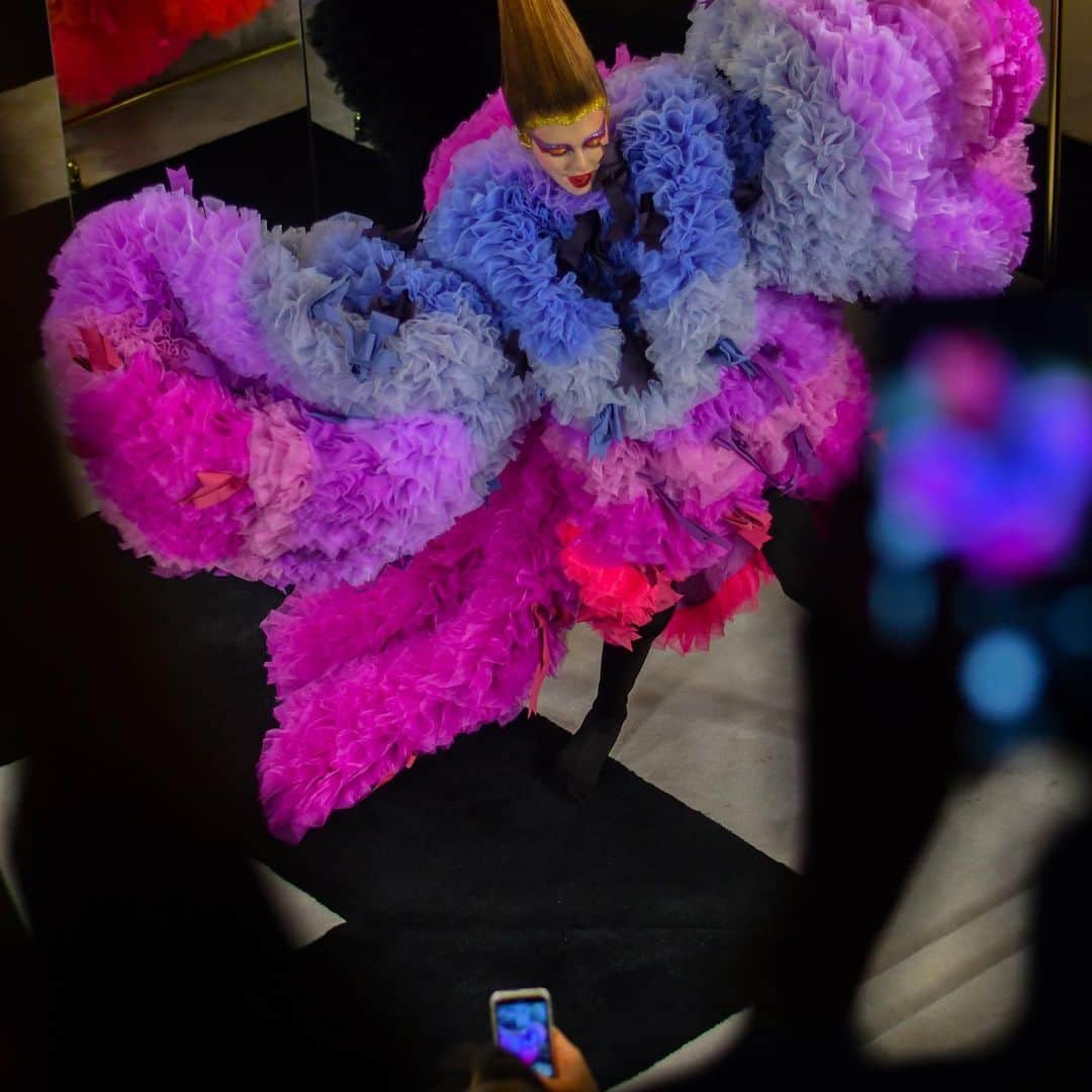 セルフリッジズさんのインスタグラム写真 - (セルフリッジズInstagram)「Only high drama at the @tomokoizumi presentation last night at #NYFW 💛 . . . #TomoKoizumi #NewYork #FashionWeek #Selfridges 📸 @marc_henri_ngandu」9月8日 5時19分 - theofficialselfridges