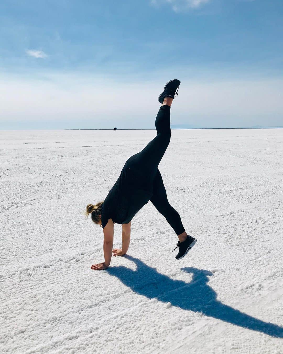 ショーン・ジョンソンさんのインスタグラム写真 - (ショーン・ジョンソンInstagram)「The amount of attempts this took 😂 I think my center of gravity is a little different these days! Such a beautiful place! #pregnant #saltflats #breechbaby (flip baby!)」9月8日 5時21分 - shawnjohnson