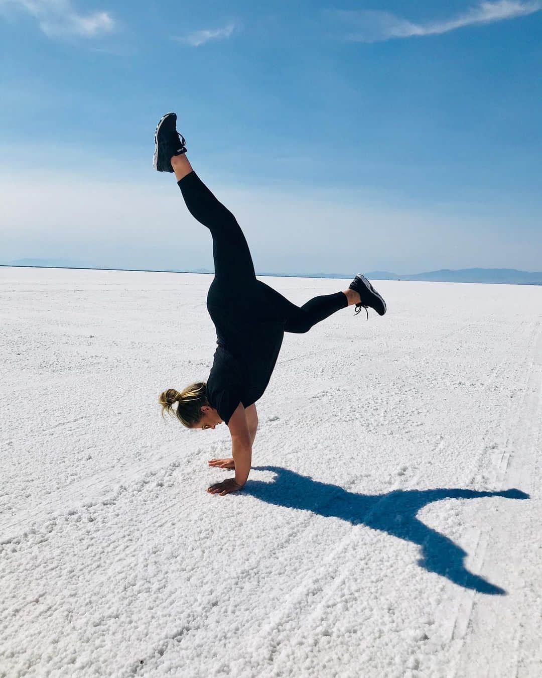 ショーン・ジョンソンさんのインスタグラム写真 - (ショーン・ジョンソンInstagram)「The amount of attempts this took 😂 I think my center of gravity is a little different these days! Such a beautiful place! #pregnant #saltflats #breechbaby (flip baby!)」9月8日 5時21分 - shawnjohnson