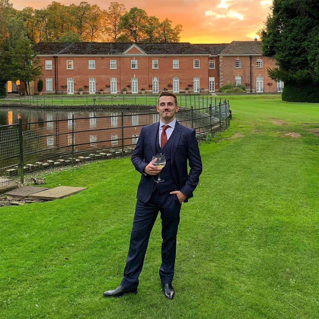 トム・キャセルのインスタグラム：「Suited & booted 👌」