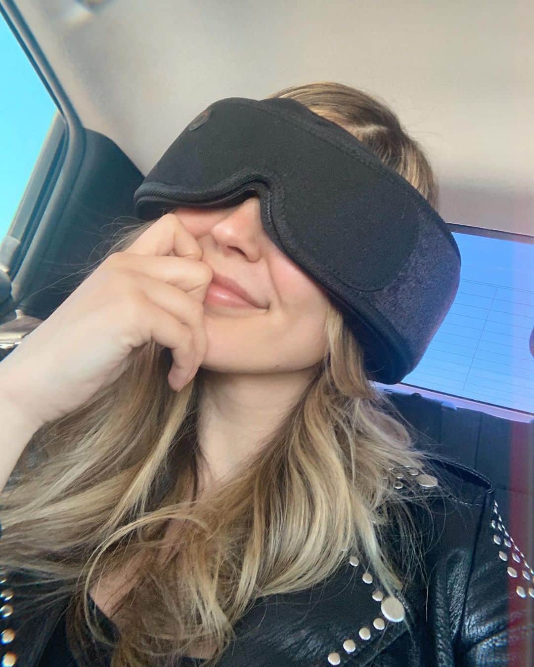 キャシー・ケリーのインスタグラム：「*stefon voice* this week’s hottest accessory is an oversized bluetooth enabled eye mask 💁🏻‍♂️ perfect for sleeping on red eyes, warding off lengthy conversations with uber drivers, and deflecting questions at family functions about your dating life 💁🏻‍♂️ #NYFW」