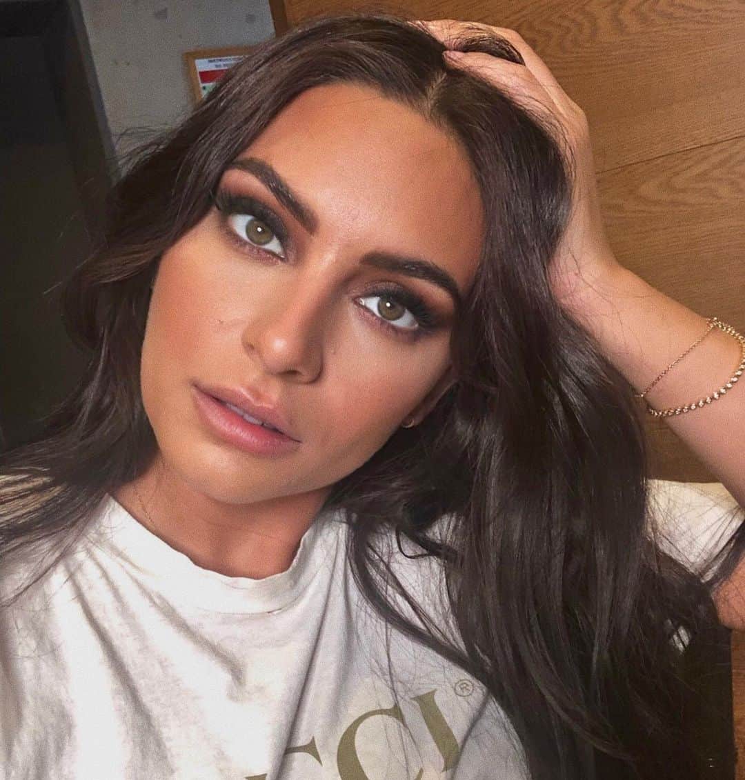 Ana Brenda Contrerasのインスタグラム：「By @chentechapitas #MondiFriend últimamente estoy obsesionada con el maquillaje, cual es su producto favorito? 💄// lately I’m obsessed with make up , what’s you favorite product? I’m 👀」