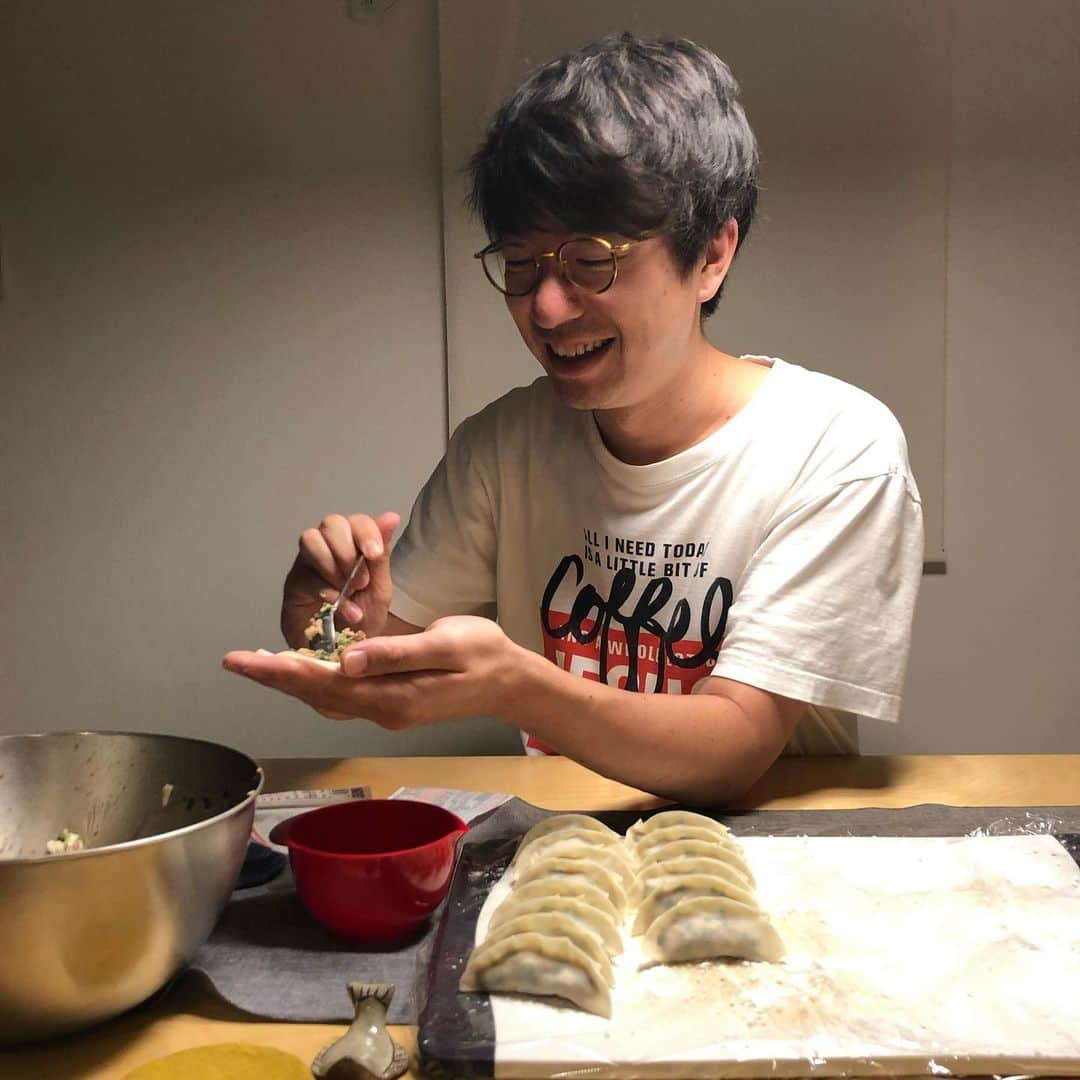 みわこさんのインスタグラム写真 - (みわこInstagram)「＊ きょうも1日おつかれさま☻ . ・焼き餃子 (焼けるまでの様子はストーリーへ) ・きゅうりの梅酢和え ・トマトのカレーお浸し ・厚揚げの高菜のせ ・はんだまのお浸し . ハッシュタグを作ってあっという間に1ヶ月が経ちました。 たくさんの方に使っていただきとても嬉しいです☺️🤓💭 . 【よかったらいっしょに使ってみてください☺️💭】 あなたが、大切な人とお向かい合わせで食事した時、 ‘’大切な人＋ごはん（めがねくんアングル）‘’を記録する ハッシュタグ「 #きみとごはんと 」を作ってみました。 . テーブルのお向かいには、ご家族はもちろん、 恋人 友達 仕事仲間 尊敬する人 ペットなどでも。 必ずや顔まで全部が入らなくてもいいと思うし、 手料理じゃなくて外食や例えばBBQとかもいいですね。 笑ってても、泣いてても、照れててもきっと素敵〜 よかったらぜひ、使ってみてくださいね♡☺️🤓」9月7日 21時13分 - meganeandmiwa