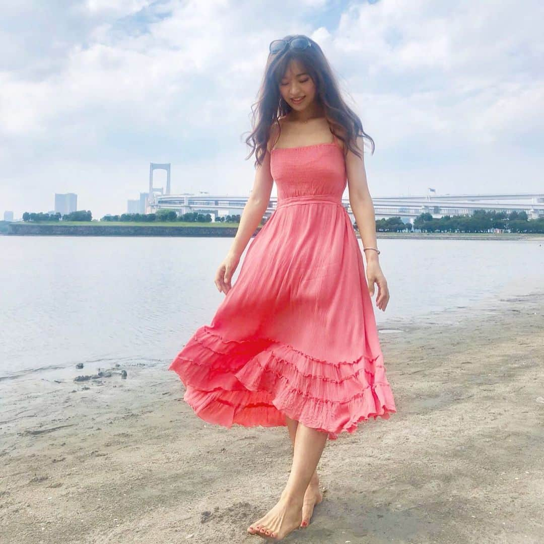 高橋としみさんのインスタグラム写真 - (高橋としみInstagram)「今日は暑かったーー😆✨ まだまだ夏は終わらない？？ 裸足で歩くと気持ちいい🐳 . . ワンピース @luaile.shop の 背中がセクシーなデザイン❤️ 次は南国で着たいな😊✨ . . そしてそろそろゴルフに行きたい🥺⛳️ 来週が待ち遠しい❤️❤️❤️ . #ファッション#コーディネート#コーデ#ワンピース#南国ワンピース#今日のコーデ」9月7日 21時07分 - toshimi_1002