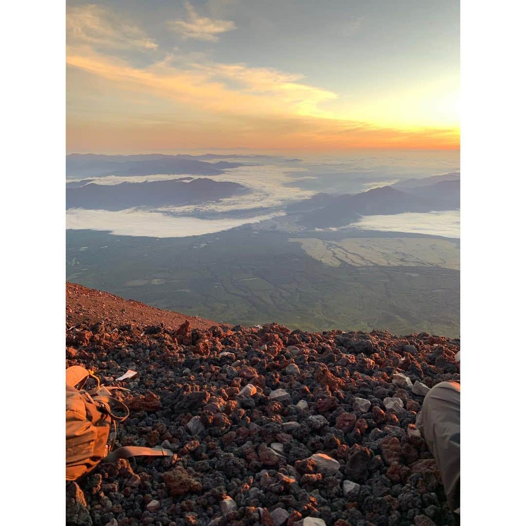 長谷川朋加さんのインスタグラム写真 - (長谷川朋加Instagram)「＊ 【 絶景の富士登山🗻 】 ＊ 須走ルートで山頂へ。 体調は全く崩さず、すぐ高地に順応して 食欲もいつもながらモリモリ🍙 快適な登山でした🗻 ＊ 8合目からは大渋滞でしたが 日の出前に山頂に着き、 しっかりと御来光を目に焼き付けました。 ずっと見たかったこの景色。 圧巻の絶景でした🥺胸がいっぱい🥺 ＊ 登り始めから下山まで 雲ひとつかからず終始晴れ！奇跡！ 今シーズン1番の晴天だったと 警備の方が言っていました🤡幸せ🤡 ＊ 天然のプラネタリウムのごとく 光り輝く星たちの美しさと近さ⭐️ 流れ星も見られました♪ ＊ 書きたいことも写真も沢山あるので まだまだ更新します💪🏻 来年の富士登山が今から楽しみ！ ＊ 連れて行ってくれたみなさんには 感謝しかありません🥺🥺🥺 ＊ #やりたい事は全部やる #全力前向き前のめり #走るの大好き #running #instarunner #runhappy #runninggirl  #ランニング #ジョギング  #マラソン #トレーニング #筋トレ女子  #ワークアウト #ランナー #アナウンサー #ラナウンサー #福島テレビ #福島  #ig東北ランナーズ #富士山 #富士登山 #トレイルランニング #登山 #御来光  #富士山頂 #絶景 #須走 #晴れ女 です。笑」9月7日 21時10分 - hasegawatomoka