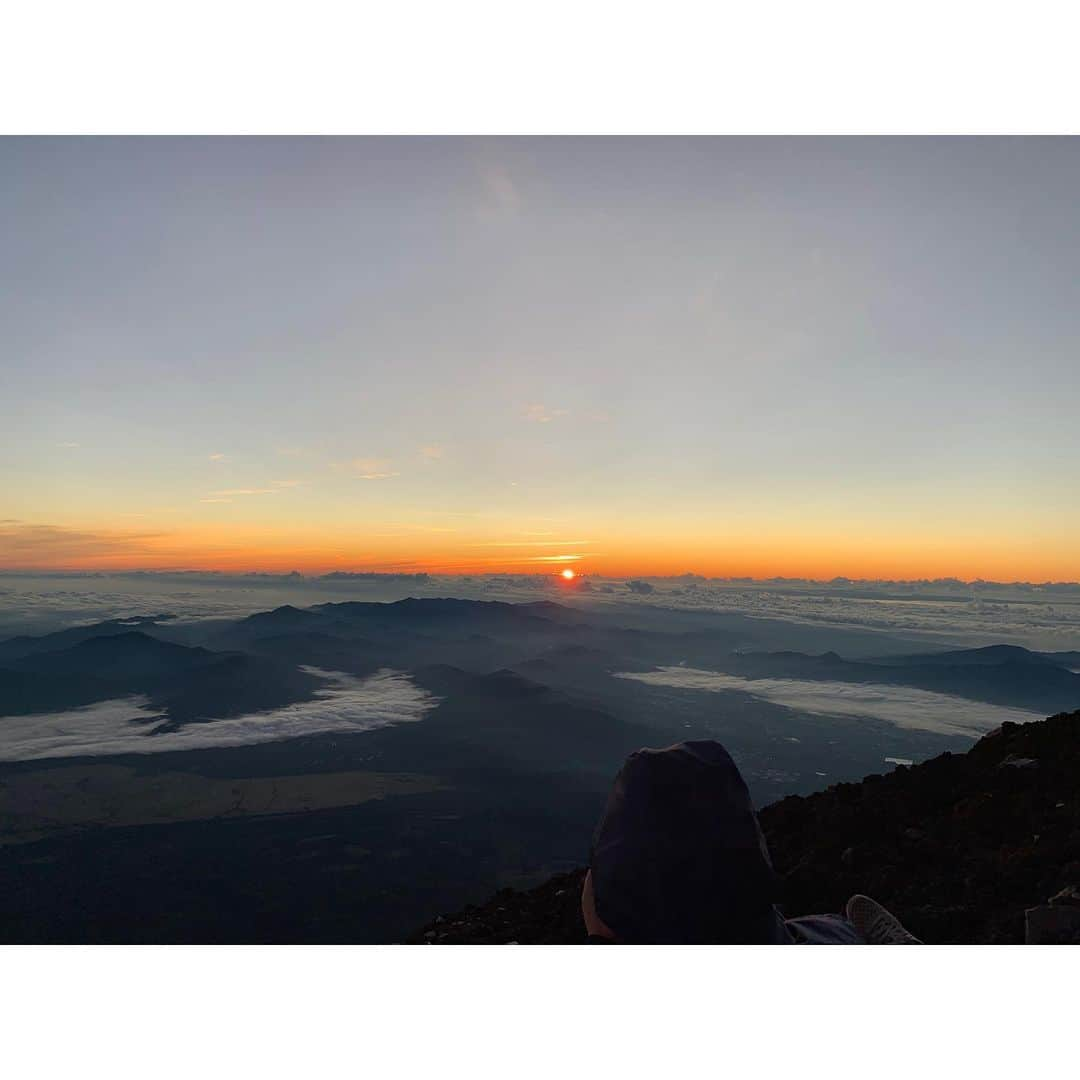 長谷川朋加さんのインスタグラム写真 - (長谷川朋加Instagram)「＊ 【 絶景の富士登山🗻 】 ＊ 須走ルートで山頂へ。 体調は全く崩さず、すぐ高地に順応して 食欲もいつもながらモリモリ🍙 快適な登山でした🗻 ＊ 8合目からは大渋滞でしたが 日の出前に山頂に着き、 しっかりと御来光を目に焼き付けました。 ずっと見たかったこの景色。 圧巻の絶景でした🥺胸がいっぱい🥺 ＊ 登り始めから下山まで 雲ひとつかからず終始晴れ！奇跡！ 今シーズン1番の晴天だったと 警備の方が言っていました🤡幸せ🤡 ＊ 天然のプラネタリウムのごとく 光り輝く星たちの美しさと近さ⭐️ 流れ星も見られました♪ ＊ 書きたいことも写真も沢山あるので まだまだ更新します💪🏻 来年の富士登山が今から楽しみ！ ＊ 連れて行ってくれたみなさんには 感謝しかありません🥺🥺🥺 ＊ #やりたい事は全部やる #全力前向き前のめり #走るの大好き #running #instarunner #runhappy #runninggirl  #ランニング #ジョギング  #マラソン #トレーニング #筋トレ女子  #ワークアウト #ランナー #アナウンサー #ラナウンサー #福島テレビ #福島  #ig東北ランナーズ #富士山 #富士登山 #トレイルランニング #登山 #御来光  #富士山頂 #絶景 #須走 #晴れ女 です。笑」9月7日 21時10分 - hasegawatomoka