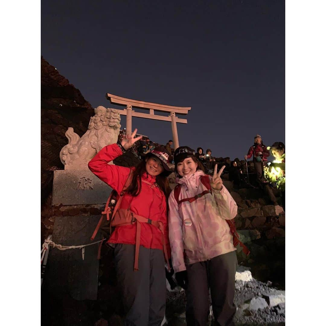 長谷川朋加さんのインスタグラム写真 - (長谷川朋加Instagram)「＊ 【 絶景の富士登山🗻 】 ＊ 須走ルートで山頂へ。 体調は全く崩さず、すぐ高地に順応して 食欲もいつもながらモリモリ🍙 快適な登山でした🗻 ＊ 8合目からは大渋滞でしたが 日の出前に山頂に着き、 しっかりと御来光を目に焼き付けました。 ずっと見たかったこの景色。 圧巻の絶景でした🥺胸がいっぱい🥺 ＊ 登り始めから下山まで 雲ひとつかからず終始晴れ！奇跡！ 今シーズン1番の晴天だったと 警備の方が言っていました🤡幸せ🤡 ＊ 天然のプラネタリウムのごとく 光り輝く星たちの美しさと近さ⭐️ 流れ星も見られました♪ ＊ 書きたいことも写真も沢山あるので まだまだ更新します💪🏻 来年の富士登山が今から楽しみ！ ＊ 連れて行ってくれたみなさんには 感謝しかありません🥺🥺🥺 ＊ #やりたい事は全部やる #全力前向き前のめり #走るの大好き #running #instarunner #runhappy #runninggirl  #ランニング #ジョギング  #マラソン #トレーニング #筋トレ女子  #ワークアウト #ランナー #アナウンサー #ラナウンサー #福島テレビ #福島  #ig東北ランナーズ #富士山 #富士登山 #トレイルランニング #登山 #御来光  #富士山頂 #絶景 #須走 #晴れ女 です。笑」9月7日 21時10分 - hasegawatomoka