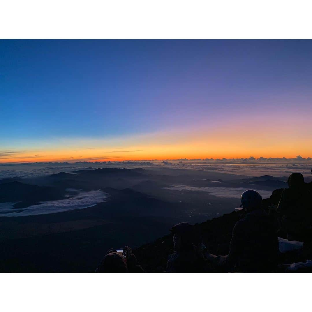 長谷川朋加さんのインスタグラム写真 - (長谷川朋加Instagram)「＊ 【 絶景の富士登山🗻 】 ＊ 須走ルートで山頂へ。 体調は全く崩さず、すぐ高地に順応して 食欲もいつもながらモリモリ🍙 快適な登山でした🗻 ＊ 8合目からは大渋滞でしたが 日の出前に山頂に着き、 しっかりと御来光を目に焼き付けました。 ずっと見たかったこの景色。 圧巻の絶景でした🥺胸がいっぱい🥺 ＊ 登り始めから下山まで 雲ひとつかからず終始晴れ！奇跡！ 今シーズン1番の晴天だったと 警備の方が言っていました🤡幸せ🤡 ＊ 天然のプラネタリウムのごとく 光り輝く星たちの美しさと近さ⭐️ 流れ星も見られました♪ ＊ 書きたいことも写真も沢山あるので まだまだ更新します💪🏻 来年の富士登山が今から楽しみ！ ＊ 連れて行ってくれたみなさんには 感謝しかありません🥺🥺🥺 ＊ #やりたい事は全部やる #全力前向き前のめり #走るの大好き #running #instarunner #runhappy #runninggirl  #ランニング #ジョギング  #マラソン #トレーニング #筋トレ女子  #ワークアウト #ランナー #アナウンサー #ラナウンサー #福島テレビ #福島  #ig東北ランナーズ #富士山 #富士登山 #トレイルランニング #登山 #御来光  #富士山頂 #絶景 #須走 #晴れ女 です。笑」9月7日 21時10分 - hasegawatomoka