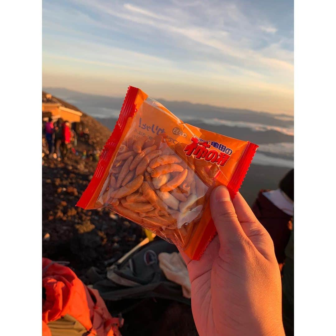 長谷川朋加さんのインスタグラム写真 - (長谷川朋加Instagram)「＊ 【 絶景の富士登山🗻 】 ＊ 須走ルートで山頂へ。 体調は全く崩さず、すぐ高地に順応して 食欲もいつもながらモリモリ🍙 快適な登山でした🗻 ＊ 8合目からは大渋滞でしたが 日の出前に山頂に着き、 しっかりと御来光を目に焼き付けました。 ずっと見たかったこの景色。 圧巻の絶景でした🥺胸がいっぱい🥺 ＊ 登り始めから下山まで 雲ひとつかからず終始晴れ！奇跡！ 今シーズン1番の晴天だったと 警備の方が言っていました🤡幸せ🤡 ＊ 天然のプラネタリウムのごとく 光り輝く星たちの美しさと近さ⭐️ 流れ星も見られました♪ ＊ 書きたいことも写真も沢山あるので まだまだ更新します💪🏻 来年の富士登山が今から楽しみ！ ＊ 連れて行ってくれたみなさんには 感謝しかありません🥺🥺🥺 ＊ #やりたい事は全部やる #全力前向き前のめり #走るの大好き #running #instarunner #runhappy #runninggirl  #ランニング #ジョギング  #マラソン #トレーニング #筋トレ女子  #ワークアウト #ランナー #アナウンサー #ラナウンサー #福島テレビ #福島  #ig東北ランナーズ #富士山 #富士登山 #トレイルランニング #登山 #御来光  #富士山頂 #絶景 #須走 #晴れ女 です。笑」9月7日 21時10分 - hasegawatomoka