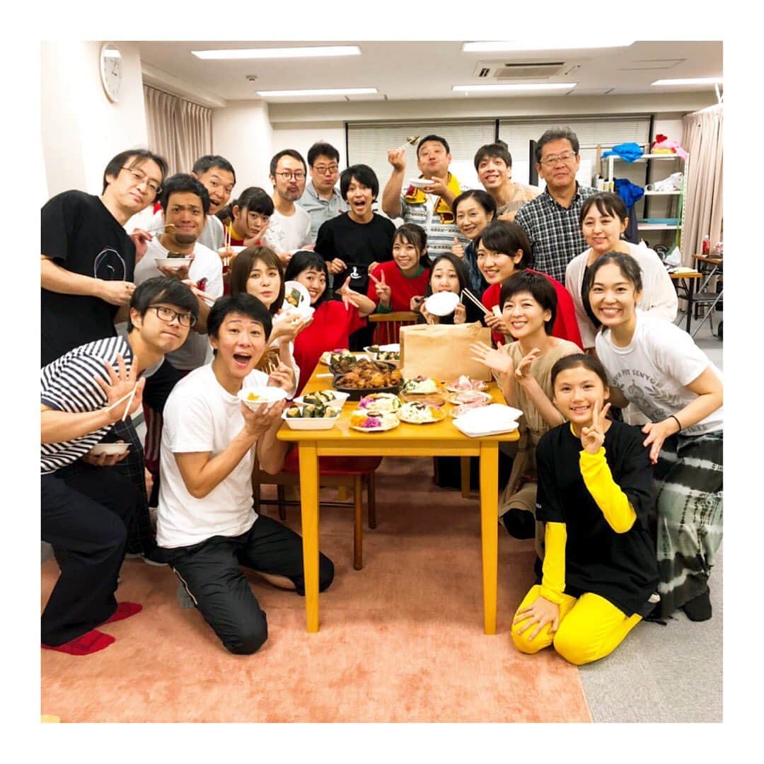 中山忍さんのインスタグラム写真 - (中山忍Instagram)「陣中見舞いへ✨ お腹ぺこぺこだろうと両手いっぱいに差し入れを持って 演出:児玉宜久 「レッドスネークカモン 青春版」の お稽古場にお邪魔してきたよ😊  #レッドスネークカモン  青春版は  #築地本願寺プディストホール にて令和元年9月12(木)〜15日(日)まで 上演致します。  ぜひ 、私が出演致します#三越劇場  版と両方観て、御感想をお聞かせください❣️」9月7日 21時10分 - _shinobu_nakayama_
