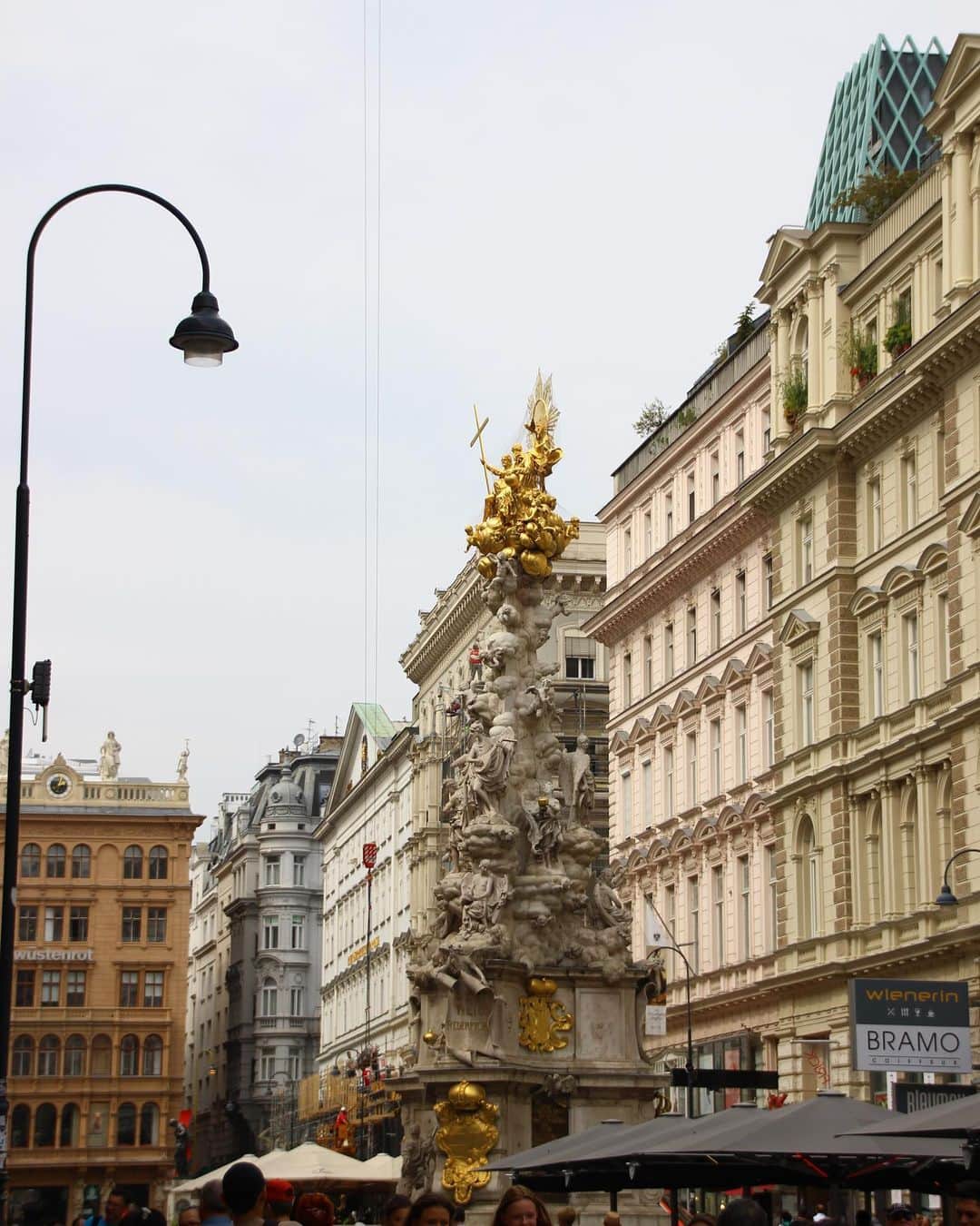 みかんさんのインスタグラム写真 - (みかんInstagram)「. #ペスト記念柱  #ウィーン  #mikanmamatabi . . ウィーンに1679年ペストが猛威を振るい、その終息を記念して、マリア・テレジアの祖父である当時の皇帝レオポルド1世によって立てられました。」9月7日 21時12分 - aja.ri