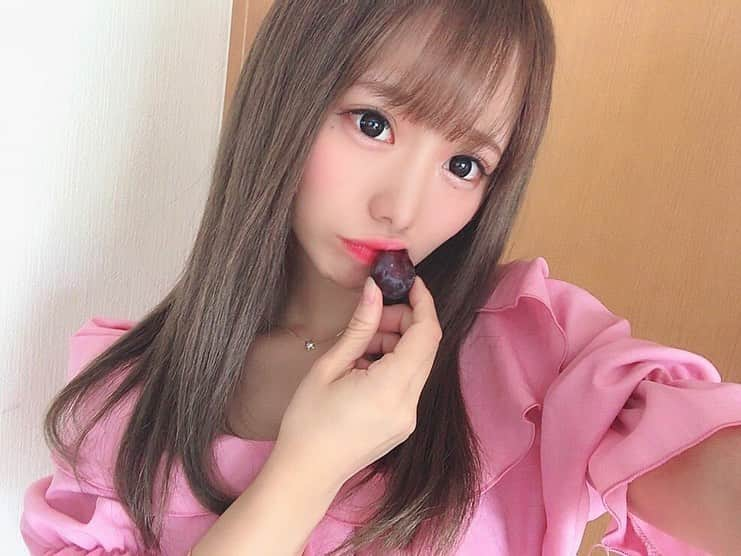 愛田杏奈さんのインスタグラム写真 - (愛田杏奈Instagram)「毎回実家に帰ると ママがフルーツ買っておいてくれる🤣❤️ . . この季節はぶどうが美味しいすぎるのだ🍇 . . . #selfie #自撮り #自撮り女子 #セルフィー #山梨 #yamanashi #grape #ぶどう #葡萄 #巨峰 #シャインマスカット #ストレートヘア #夏 #20代 #instagood #likeforlikes #followme」9月7日 21時22分 - anna_osada