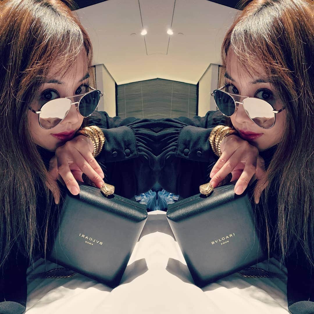 ジョリン・ツァイのインスタグラム：「網美收到禮物 #美膩 #bvlgari #alexanderwang」
