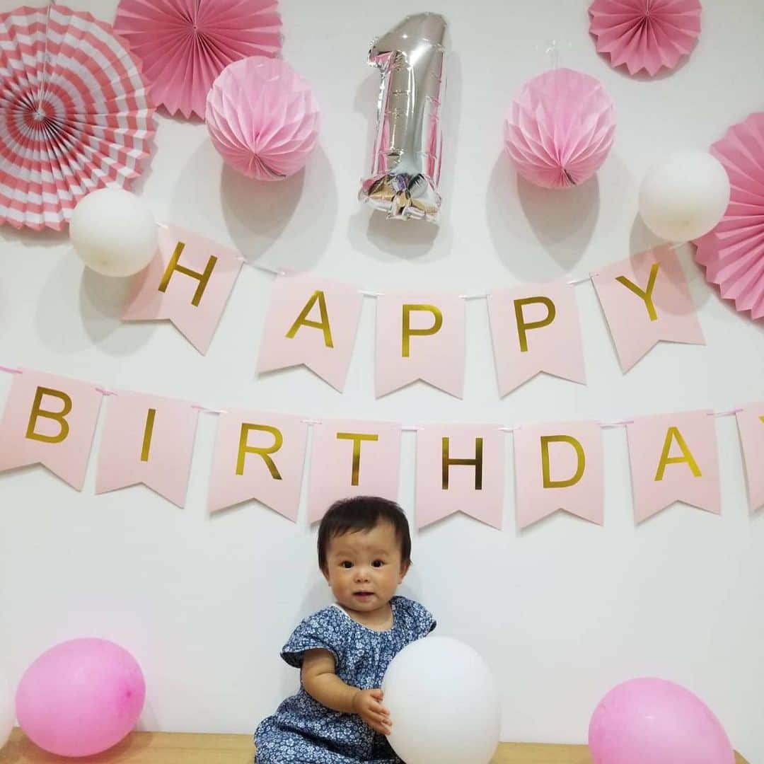 福田恭巳のインスタグラム：「2019.09.07 Today is my daughter's first birthday!! , , , 娘は1歳 母になって1年 たくさんの人の支えとともに 娘も私も成長しています。 感謝です😊  #slacklife #birthday #birthdayparty #birthdaycake #誕生日 #誕生日ケーキ #1歳 #9月生まれ #emma」