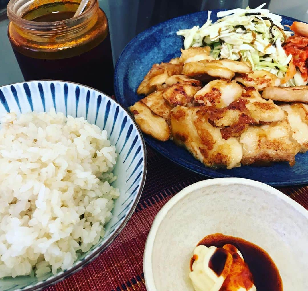 佐藤祐基さんのインスタグラム写真 - (佐藤祐基Instagram)「「ガリマヨチキン」 漬け込んだ胸肉が柔らかくできた。 自家製辣油がめちゃくちゃあうのよ…ホントに。食べて欲しいわ。 チキンナゲットをテイクアウトしてソース使わずに辣油マヨが1番美味しかったりします… 風味抜群、痺れ、辛さ、旨味のバランス…今回は抜群によく出来た。 レシピ、配合をメモしたから量産体制入れる。 アメ横に買い出ししに行ってよかったー 超ステキな唐辛子にも巡り会えた。  #自家製辣油 #愛が半端ない #突き詰めて勉強しなくては #販売しようかな #個人なので受注生産ですが #笑 #名付けて #長男の辣油 #爆笑 #我が家は五分づき米です」9月7日 21時20分 - sa_too222