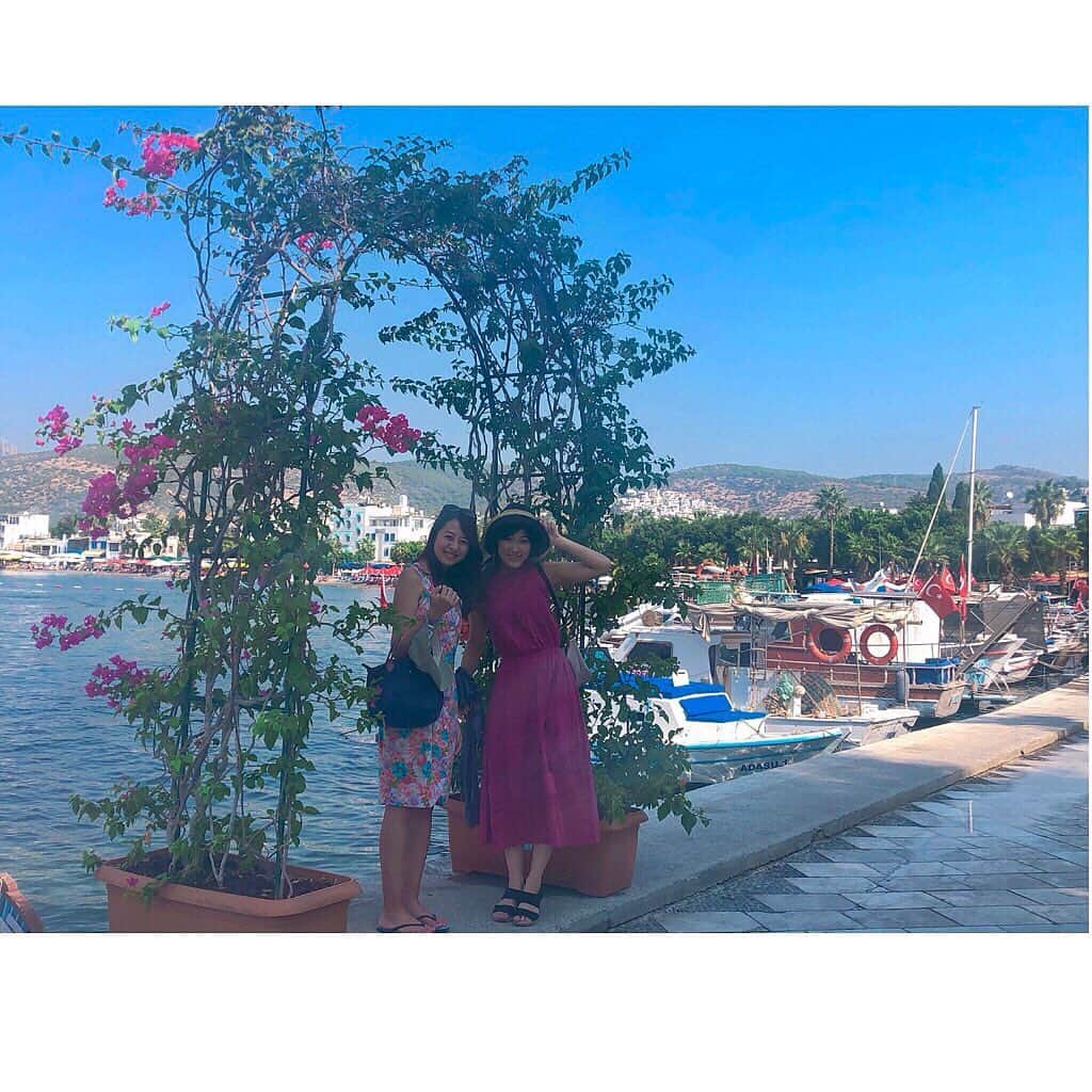 竹内里奈さんのインスタグラム写真 - (竹内里奈Instagram)「🇹🇷おすすめリゾート🏝 今回のトルコ旅行4都市まわったのですが、日本人に あまり知られていない、ヨーロッパで人気のリゾート地 ボドルム というところにも行ってみました🏖 青い空と透き通る海に、カラフルな船がとまる港と、 白で統一された建物‥ そしてショッキングピンクのお花が色々なところに🌺 雰囲気と居心地がすごく良かったので リゾート好きの方にオススメです😆 船もとってもお手頃に乗れて、綺麗な海に直接ダイブできます🐬 ビーチ沿いには、素敵なカフェやお店がたくさんあって夜遅くまで楽しめます🥂  #おすすめリゾート #リゾート #リゾートワンピ #ボドルム #トルコ旅行 #海外旅行好き #女子旅 #アナウンサー #フリーアナウンサー #竹内里奈」9月7日 21時26分 - rina.takeuch