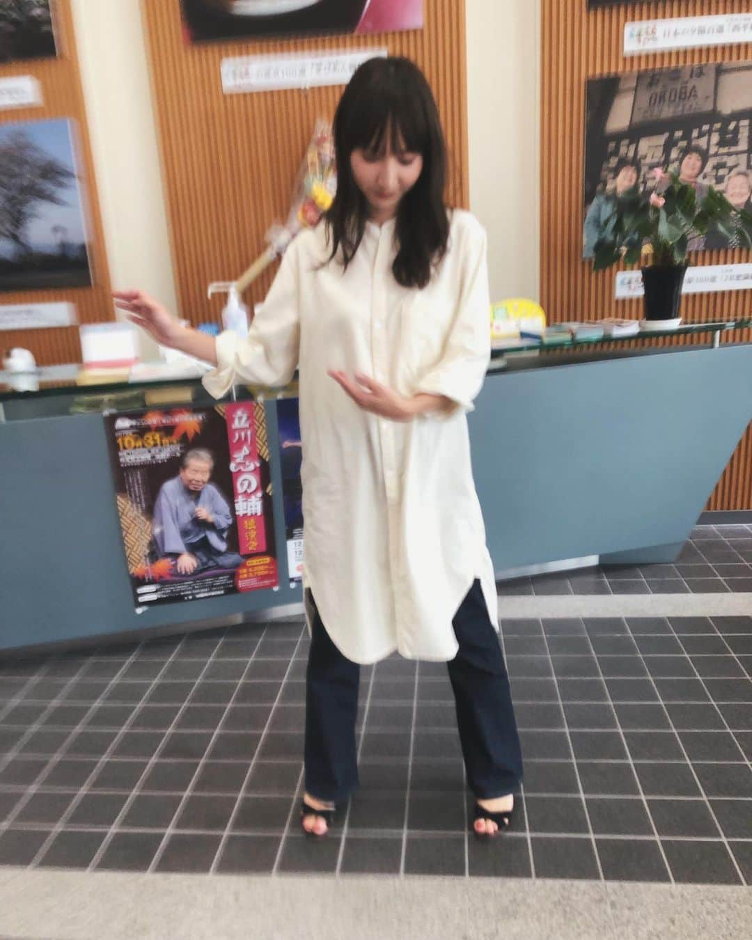 渕上彩夏さんのインスタグラム写真 - (渕上彩夏Instagram)「. . くまパワプラス🌼 Leeのコーデュロイ生地のワンピース&デニム✨ シンプルな服を着ると気持ちも整う感じが気持ちいい👌🏻✨ . ゆらゆら〜🌼🌼🌼 今日はそんな気分でした🐾 . #わたしのcocosa #cocosa #kab #くまパワプラス #lee #熊本 #熊本よかとこ」9月7日 21時28分 - ayakafuchigami725