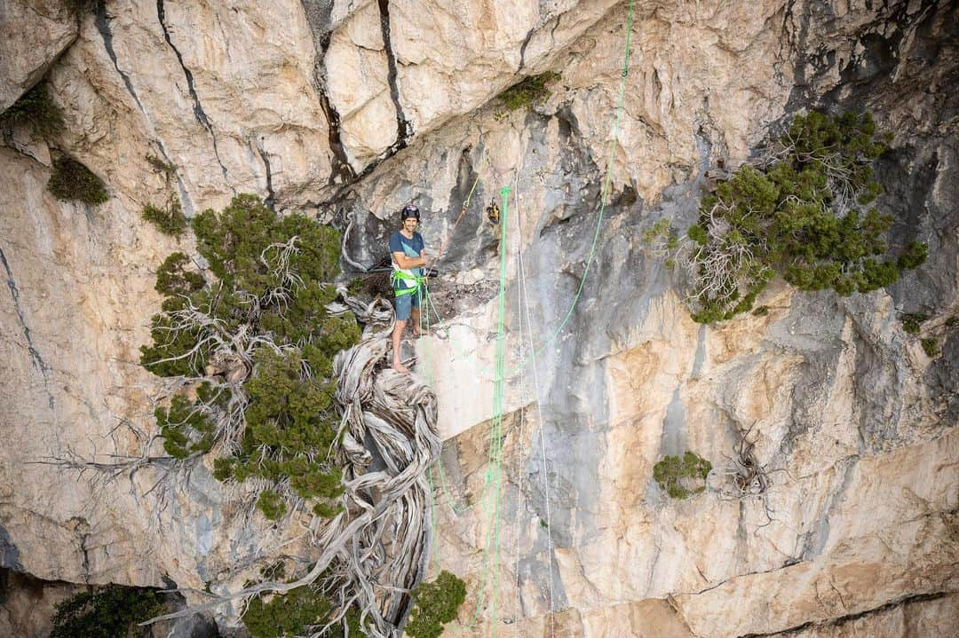 キリアン・フィッシュフーバーのインスタグラム：「Back to 🇫🇷, back to this cool route “Alibaba” with @anna_stoehr. Junipers here we come! • 📸 @matteo_mocellin」