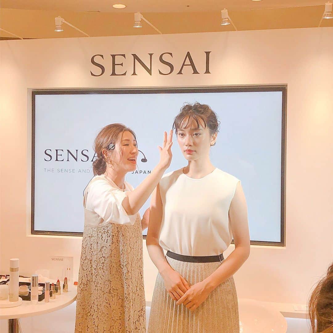 長井かおりさんのインスタグラム写真 - (長井かおりInstagram)「今日は上陸したばかりの話題のブランド﻿ 「SENSAI 」のメイクショーを﻿ 梅田阪急百貨店でさせていただきました🙋‍♀️﻿ たくさんの方にご覧いただきまして、﻿ ありがとうございました☺️﻿ 本当に繊細で美しくうっっとり肌がつくれる﻿ ベースメイクと、わたしのオススメの 秋のトレンドメイクをご紹介しました💄 ﻿ ﻿ ﻿ モデルのまりかちゃんにさせていただいたメイクの、 使用商品と手順です↓﻿ ﻿ ⓪センサイ AS マイクロ ムース トリートメント (ムース状のローションだよ😘)﻿ とセンサイ ASクリームで肌ケアをしっかりとして＾＾ ﻿ ①センサイ CP ブライトニング メイクアップ ベース (大好きな下地❤️)﻿ を頬になると置きして全体に伸ばします﻿ ﻿ ②センサイ CP クリーム ファンデーションも同じく なると置きして肌全体に✨﻿ ﻿ そして同じ﻿ センサイ CP クリーム ファンデーションの﻿ 「CF11」(スーパーくすみ払拭カラー🙋‍♀️)を﻿美肌ゾーンに盛ります！﻿ ﻿ ③センサイ アイカラーパレット04 の﻿ 左上のグレージュで上下まぶたを彫ります🙌﻿ 次に、付属のチップでブルーを上まぶたの﻿ 黒目の真上に置き重ね💙﻿ 右下のダークブラウンはアイライン的に。﻿ ﻿最後に右上のシルクのように滑らかなホワイトは﻿ ハイライト使いしました！﻿(これ最高なテク！) ④デザイニングリキッドアイライナーで目尻に 長さをプラス➕﻿ ﻿ ⑤ラッシュボリューマイザー ﻿ ブラックを軽やかに！ ﻿ ⑥スタイリングアイブロウペンシルの﻿ スクリューブラシでまずは﻿ 眉毛下にたまったファンデーションなどを﻿ のぞいてから、描いて ﻿ ⑦ザ リップスティック Nの﻿ 08 SATSUKI PINK(モデル使用色)﻿ ﻿ ⑧センサイ ブルーミングブラッシュ は﻿ 今回05 を使用しました🥰﻿ _  グレイッシュブルーの目元！ぜひオススメです☺️ 梅田阪急と新宿伊勢丹にて販売スタートしていますよ❣️ ﻿ ﻿ #SENSAI #メイクイベント #メイクショー #阪急うめだ本店 #梅田阪急 #日本上陸 #日本凱旋 #シルクスキン #小石丸シルク﻿ ﻿」9月7日 21時33分 - kaorimake