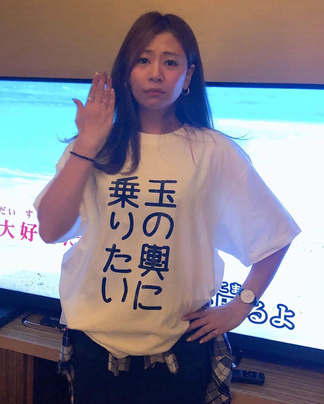 重盛さと美さんのインスタグラム写真 - (重盛さと美Instagram)「可愛いTシャツ着さされた🥰❤️💮 #10個下の #後輩に #イジられてます #あぁ、かわいい☺️🖕❤️💋（笑）」9月7日 21時35分 - satomi_shigemori
