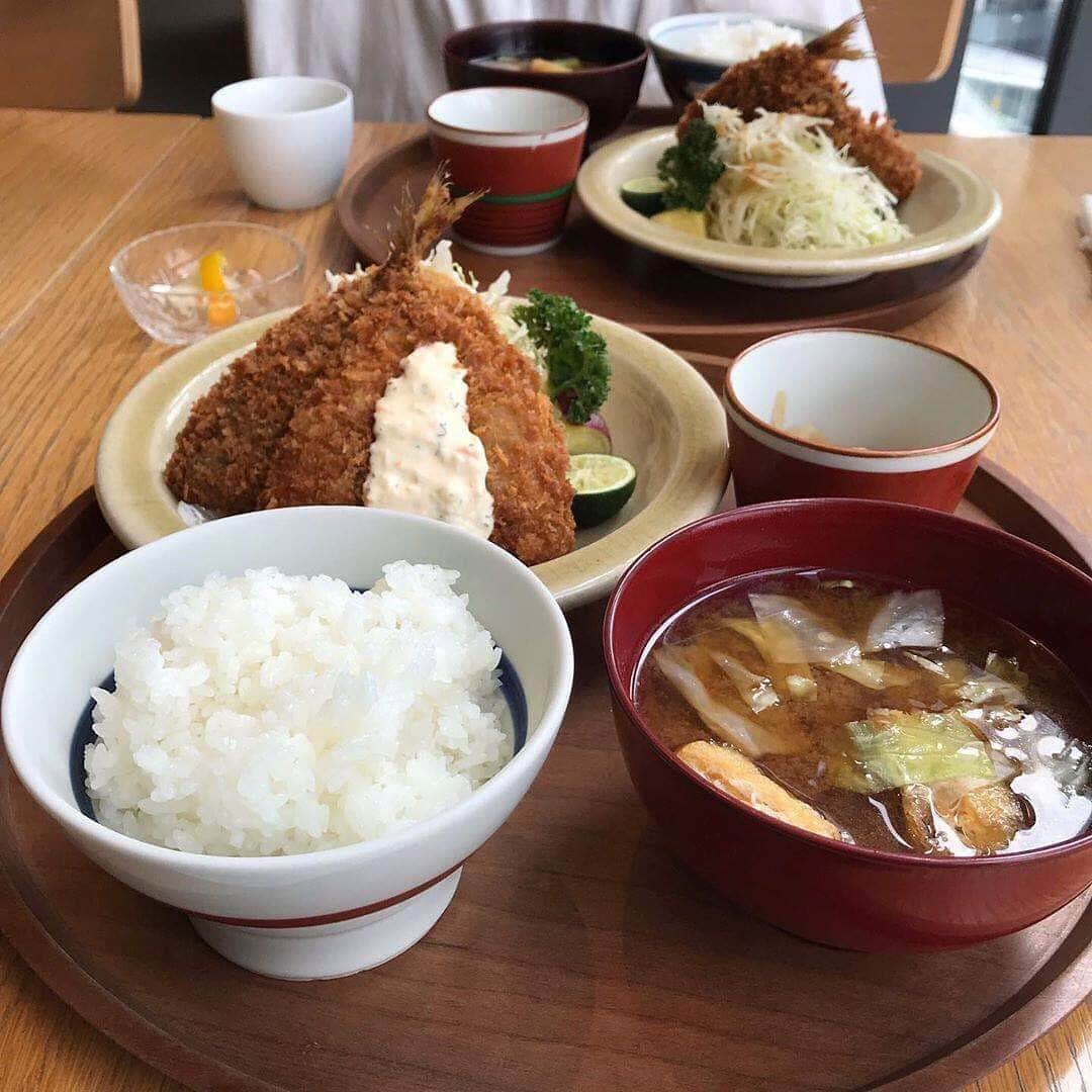 KitchHikeさんのインスタグラム写真 - (KitchHikeInstagram)「47都道府県の食と出会える、渋谷ヒカリエにある「d47食堂」から﻿ @tacotaco18 さんの投稿をご紹介します✨﻿ *﻿ 2019.9.2 mon﻿ 眺めの良いとこで﻿ アジフライ定食食べて﻿ おやつはプリン﻿ たくさんしゃべって﻿ 楽しい時間でした﻿ *﻿ @tacotaco18 さんのおいしそうな写真は﻿ #d47食堂 のみなさんも喜んでくれそうですね😊﻿ ﻿ 🍴グルメアプリのキッチハイク🍴﻿ キッチハイクは、食べるのが好き！な人たちでお店に集まり、ごはんを楽しむサービスです。﻿ プロフィールからダウンロードできます✨﻿ いまキッチハイクを使うと初回利用料500円が無料です！﻿ ﻿ キッチハイクでお店に行ったら、おいしそうな写真と感想を #キッチハイク をつけて投稿してくださいね。キッチハイク公式アカウント（@kitchhike）でリグラムさせていただくことがあります😋﻿ ﻿ #おいしい#グルメ#食べ歩き#東京グルメ#食べるの大好き#美味しいお店#美味しい時間#グルメ巡り#インスタグルメ#おいしいもの#絶品#絶品グルメ#外食日記#グルメ好きな人と繋がりたい#食べるの好きな人と繋がりたい#kitchhike#キッチハイク」9月7日 21時35分 - kitchhike