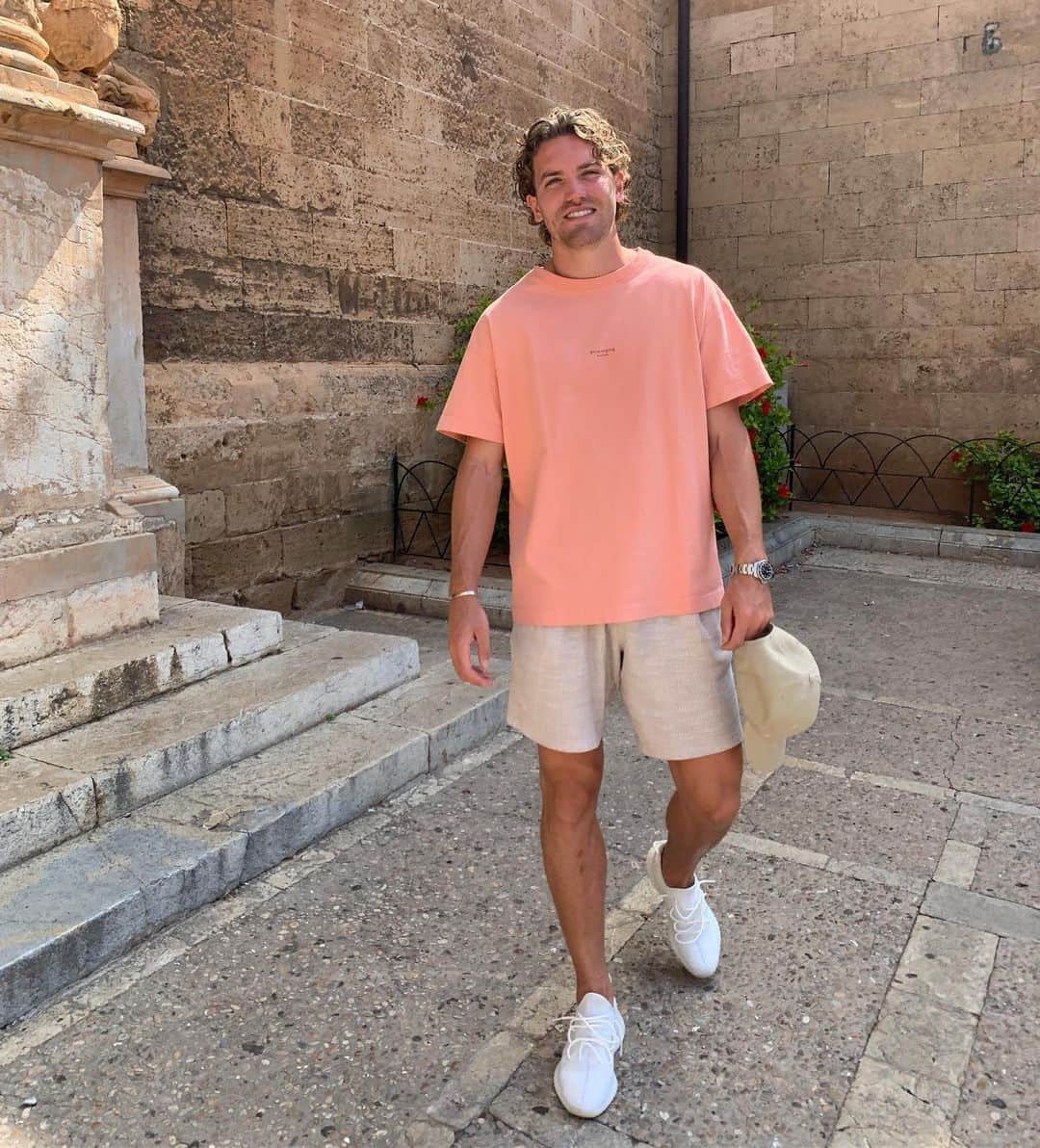 サム・ギャラガーのインスタグラム：「Strolling out 😄✌🏼」