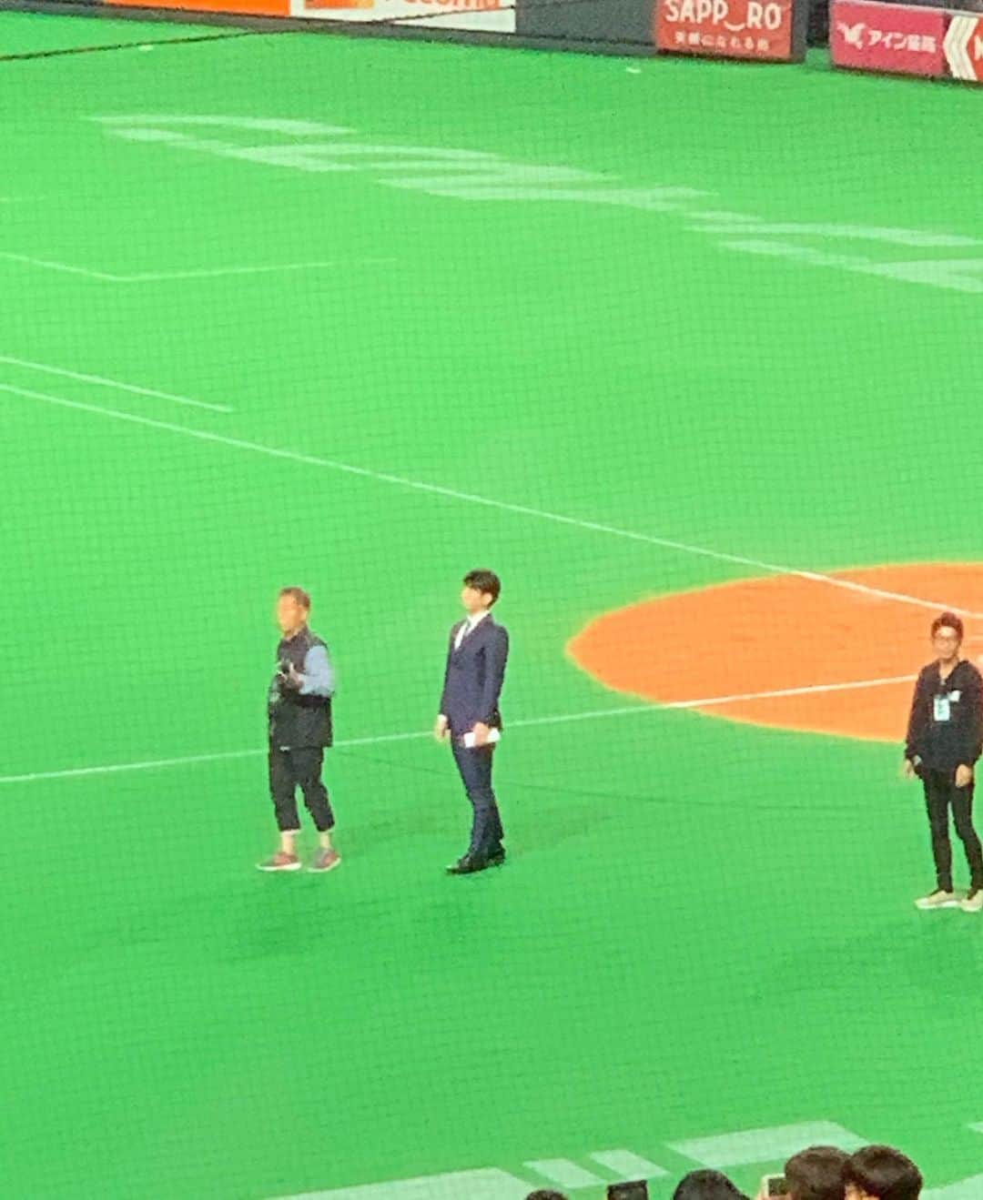 福田太郎さんのインスタグラム写真 - (福田太郎Instagram)「⚾︎ ファイターズ連勝！やりましたね！ ここからCSまで、一緒に驀進しましょう🔥 ⠀ 今日が今季レギュラーシーズンでは 最後のヒーローインタビュー！ 右へ左へ4安打 #大田泰示 選手と 気持ちで打った11号決勝スリーラン #渡邉諒 選手 ありがとうございました😆  友人が頑張ってズームして 撮ってくれた２枚の写真。 果たして太郎は、 姿勢が良いのか？悪いのか？🎤笑 #このあと盛大にマイクケーブルに引っかかる系アナ  #北海道日本ハムファイターズ #lovefighters  #クライマックスシリーズ へ #驀進 #飛び出せ新時代  #HTB #Fciting #ヒーローインタビュー #福田太郎  来週11日のロッテ戦は実況担当です！」9月7日 21時43分 - htb_tarofukuda