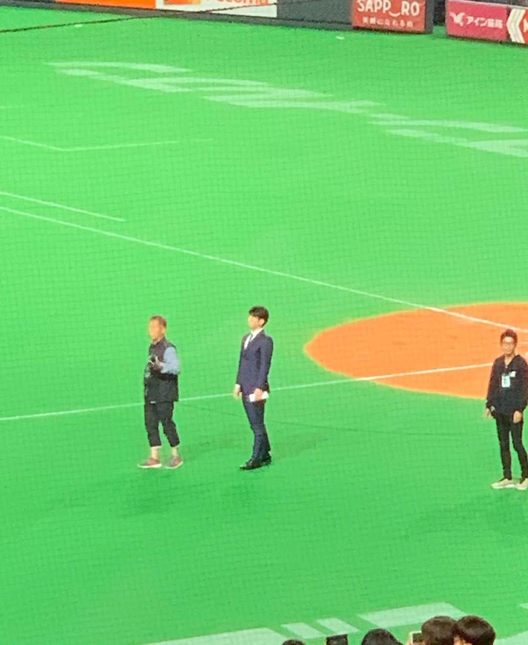 のインスタグラム：「⚾︎ ファイターズ連勝！やりましたね！ ここからCSまで、一緒に驀進しましょう🔥 ⠀ 今日が今季レギュラーシーズンでは 最後のヒーローインタビュー！ 右へ左へ4安打 #大田泰示 選手と 気持ちで打った11号決勝スリーラン #渡邉諒 選手 ありがとうございました😆  友人が頑張ってズームして 撮ってくれた２枚の写真。 果たして太郎は、 姿勢が良いのか？悪いのか？🎤笑 #このあと盛大にマイクケーブルに引っかかる系アナ  #北海道日本ハムファイターズ #lovefighters  #クライマックスシリーズ へ #驀進 #飛び出せ新時代  #HTB #Fciting #ヒーローインタビュー #福田太郎  来週11日のロッテ戦は実況担当です！」