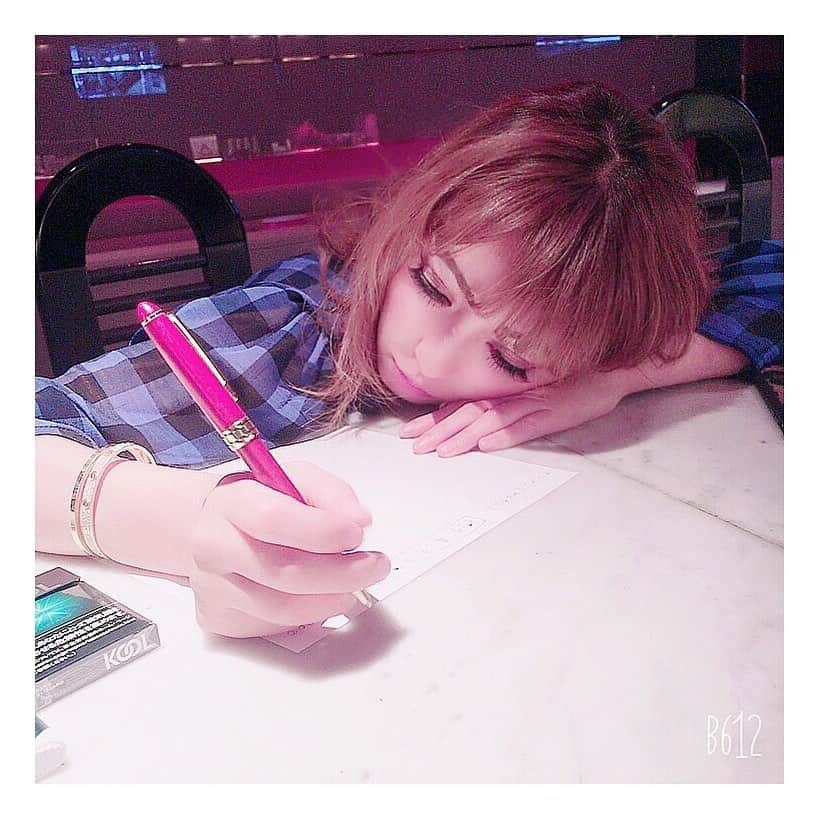 葉月樹里のインスタグラム：「こんな顔キレながら仕事してるんやな、あたし🐵あかんやんか . .  今年のバースデーのオリシャンと全く使い道のないノベルティを考えてるなう . . .  #葉月樹里 #soiréeine #ソワレーヌ」