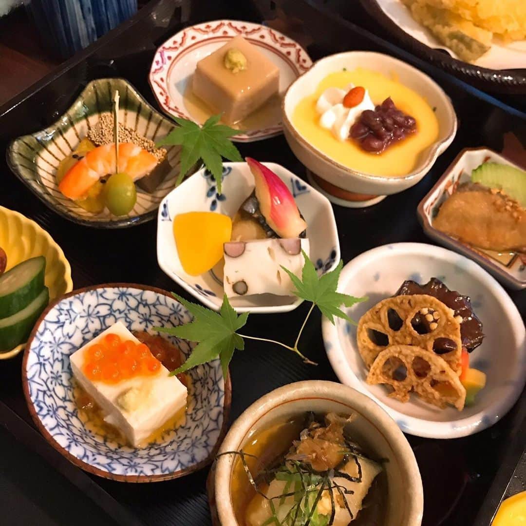 佐伯紅緒さんのインスタグラム写真 - (佐伯紅緒Instagram)「着いた日のランチは去年と同じ一ゑんさん。 美味しいお米と八寸が食べられる日本料理のお店です。 福知山城のふもとにあります。  #天橋立 #福知山城 #一ゑん  #グルメ #福知山」9月7日 21時56分 - beniosaeki