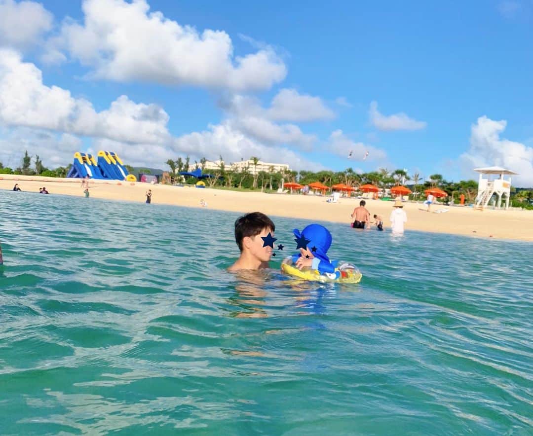 小池真友さんのインスタグラム写真 - (小池真友Instagram)「沖縄写真② 2日目はホテルのビーチとプールに朝から夕方までずっと遊んでた🤤 私はだいたいパラソルの中ではやてと砂遊びしたり日陰にいたつもりだったんだけど…全身丸焦げになった😂 . はるとは👨🏻とバナナボートしてすごい楽しそうだったな🚤💕 はやては最初は海が怖かったみたいで入るの嫌がっていたんだけど少しずつ慣れてきて自分から浮き輪にまたがって海に入ろうとしてた…🌊 . 台風ギリギリで2日目までは晴れて外でいっぱい遊べて過ごせてよかった🤔💕 ただ風が強くて常に髪の毛が散らばってたww . そして沖縄に住んでるみのりに会いに…🙏✨相変わらずマシンガントークだった🤣 ありがとうまた2月に皆で会えるの楽しみだなぁ😘 . #沖縄旅行 #家族旅行 #沖縄 #恩納村 #サンマリーナビーチ #男の子兄弟 #男の子ママ #3歳6ヶ月 #1歳9ヶ月 #コドモノ #ママリ」9月7日 21時59分 - koikemayu_
