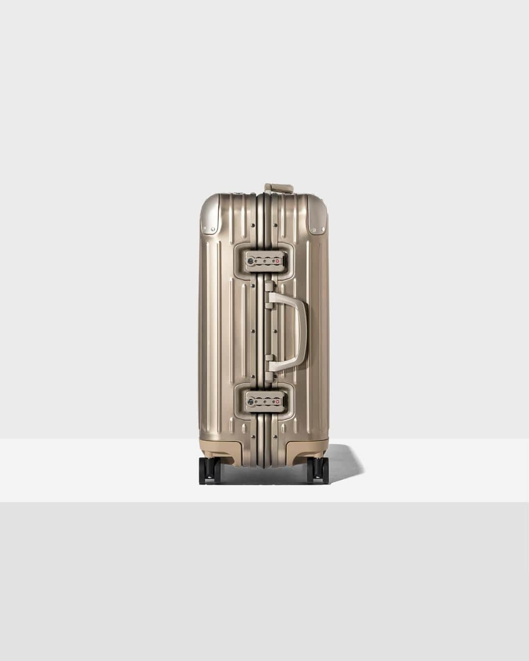 リモワさんのインスタグラム写真 - (リモワInstagram)「RIMOWA Original Cabin Plus – for a little extra space.⁣ ⁣⁣ ⁣#RIMOWA #RIMOWAoriginal」9月7日 22時00分 - rimowa