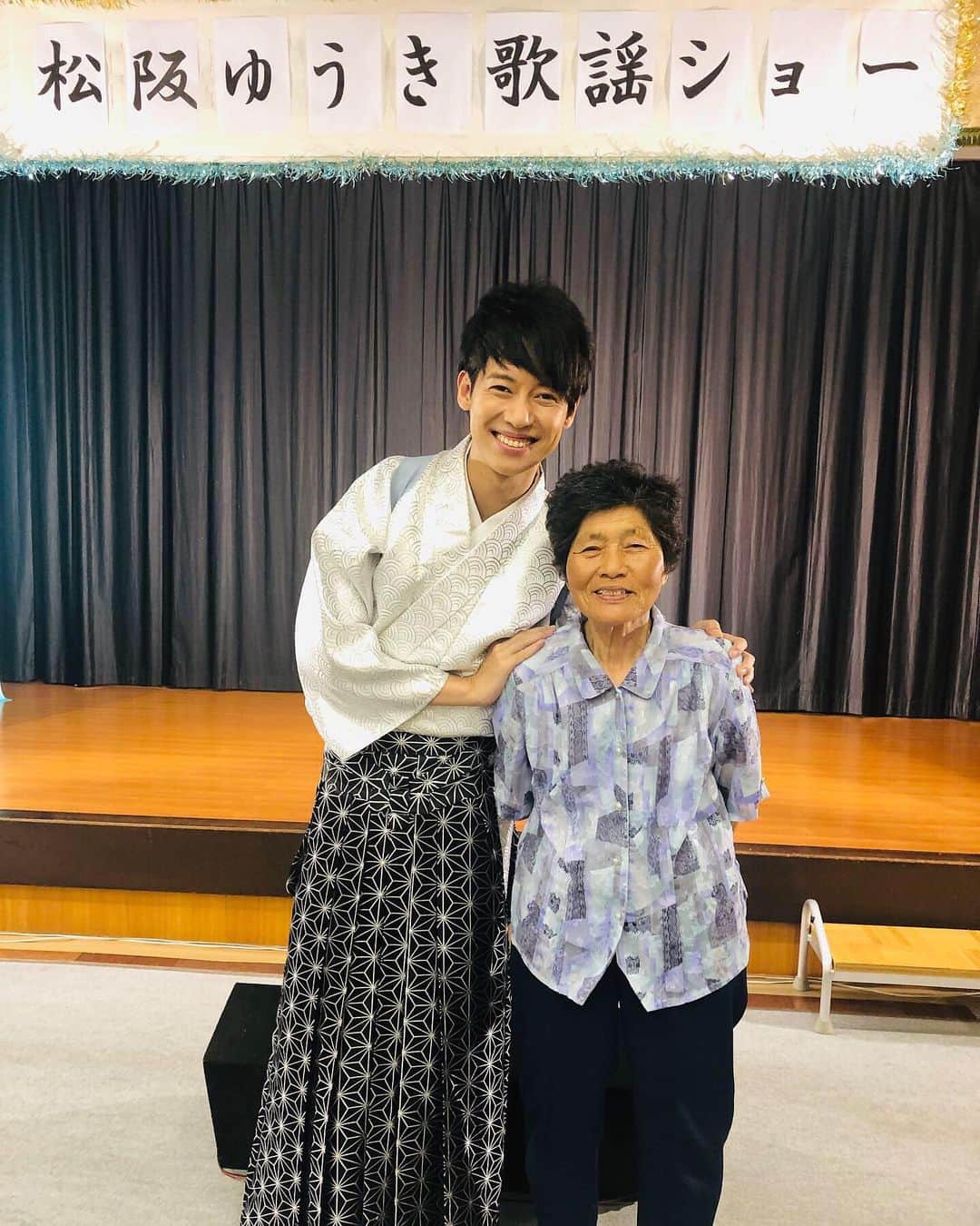 松阪ゆうきのインスタグラム：「三重県南伊勢町 ファイト祭り！無事終了。  雨が降るかも☂️？！ で公民館になりましたが、 終わるまでは雨降らずでした。  終わって駅着いたら土砂降りだったけど💦  お越し下さいました皆様。 ありがとうございました😊  祖母も来てくれました。 長生きしてください😉  明日も頑張って歌います🎤  #三重県 #南伊勢町 #ファイト祭り #祖母 #松阪ゆうき #令和夢追い太鼓」