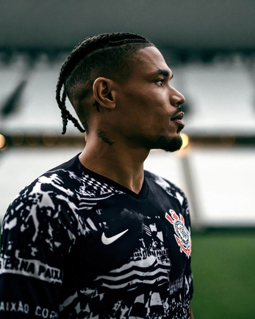 ナイキフットボールさんのインスタグラム写真 - (ナイキフットボールInstagram)「Wherever Corinthians plays, it always feels like home. ⠀ Corinthians' new third kit celebrates its unique fan base which follows the club wherever it goes, regardless if their team plays in Brasil or even if it travels the world all the way to Japan. ⠀ Through a distinctive and disruptive design, the jersey pays tribute to 3 historical moments in time when Corinthians' fans have literally taken over away stadiums and made their team feel like they were playing in their home ground. ⠀ The 2019/2020 Corinthians Third Kit is available in select countries at Nike.com/Football. ⠀ — ⠀ Onde Houver Corinthians ⠀ O novo manto em homenagem à torcida que faz de qualquer lugar do mundo a casa do Corinthians. ⠀ Inspirado em 3 feitos inesquecíveis protagonizados pela Fiel: as invasões ao Rio de Janeiro em 1976 e 2000, e a tomada alvinegra do Japão em 2012. Disponível em nike.com/corinthians ⠀ #Corinthians #sccp #ondehouvercorinthians #alwaysforward #nikefootball #nikesoccer #nikefutebol #nike #football #soccer #futebol」9月7日 22時01分 - nikefootball