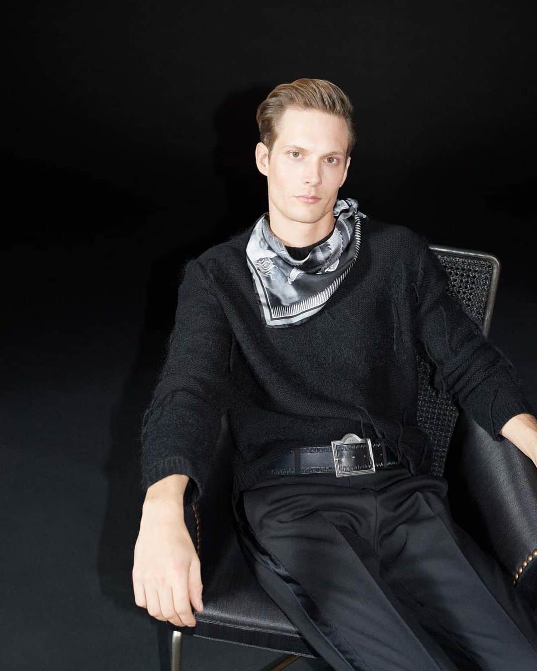 タイガーオブスウェーデンさんのインスタグラム写真 - (タイガーオブスウェーデンInstagram)「Felix in a chunky knit, tuxedo trousers, a statement belt and a fine silk scarf. Tap for products. ⠀⠀⠀⠀⠀⠀⠀⠀⠀ Chair: 1930s armchair by Axel Einar Hjorth from @jacksons_design #tigerofsweden #fw19 #swedishgrace #axeleinarhjorth」9月7日 22時01分 - tigerofsweden