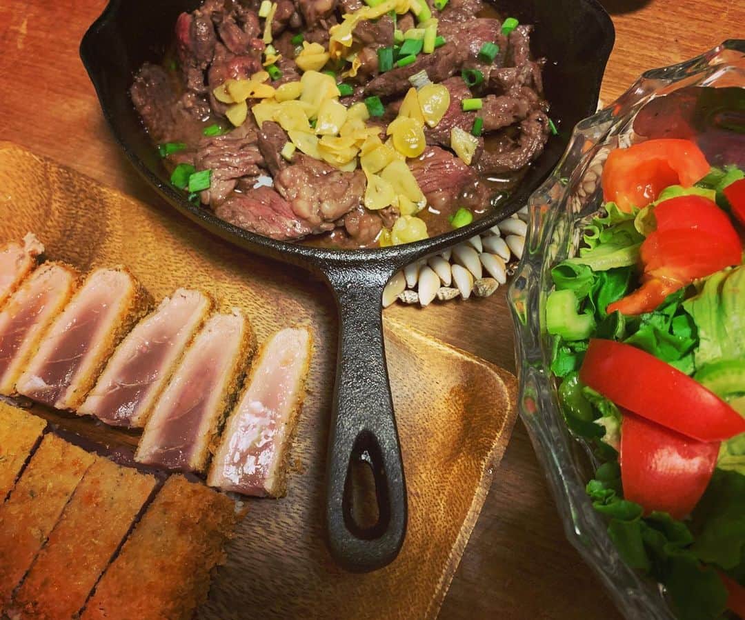 のインスタグラム：「晩御飯、子ども達に合わせてタンパク質多め🥩🐟🥗 #アスリート飯#サッカー少年#晩御飯#マグロのレアカツ#ガーリックステーキ」