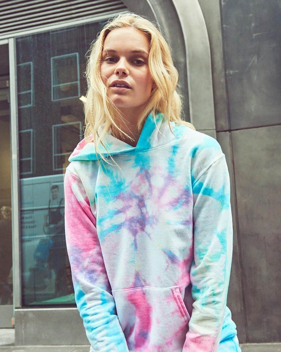 ダニジョーのインスタグラム：「Cozy Saturday morning in our #tiedye hoodie 💕」