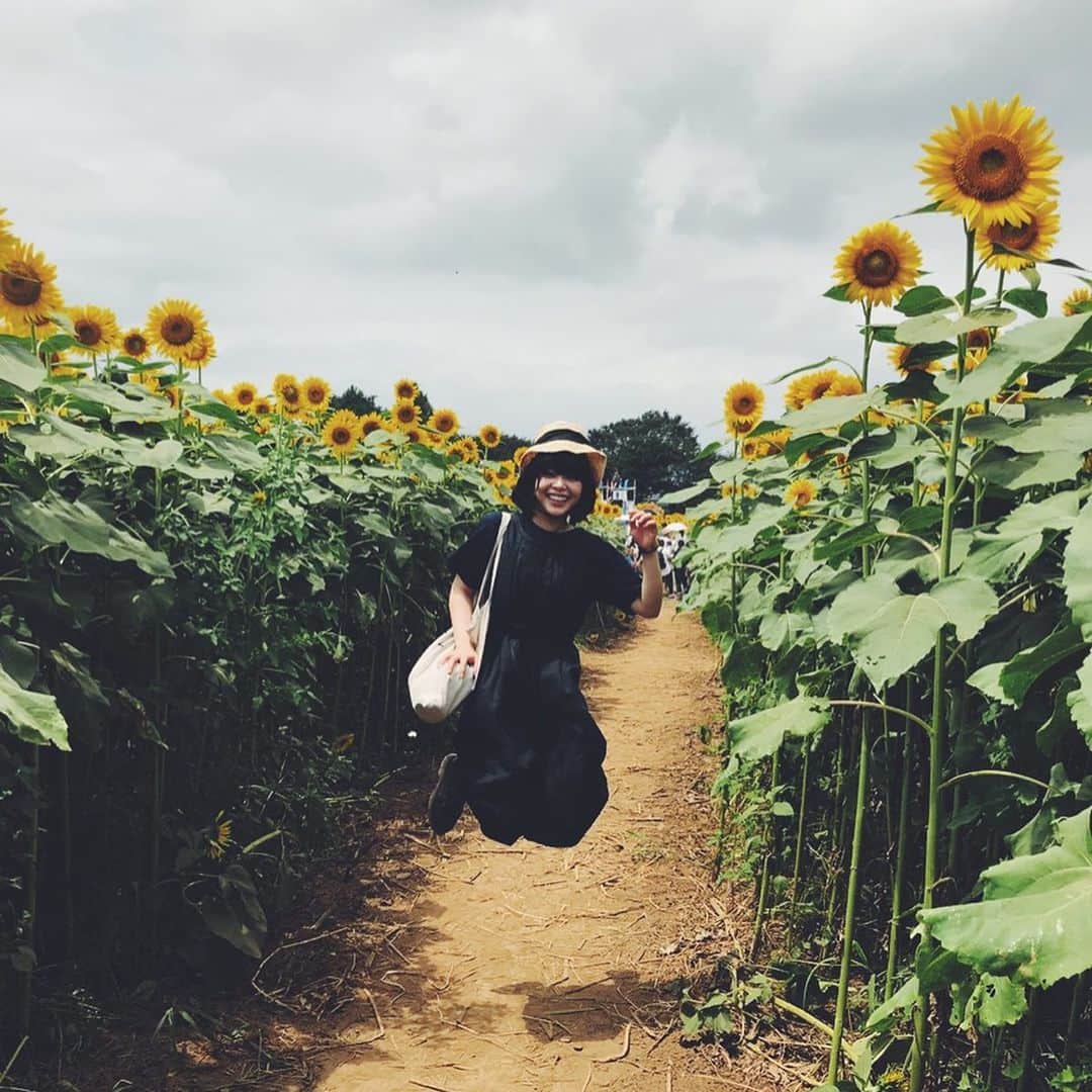 のインスタグラム：「お知らせ📢  #月の獣 いよいよ本日より、 東京・新潟公演の一般発売開始です！ どうぞお見逃しなく☺️ （兵庫公演は9/22から一般発売開始です✨） ちなみに東京公演12/12と12/18の18:30公演後、眞島秀和さんとわたしとでアフタートーク開催します。 12月のお忙しい時期だと思いますが、ぜひぜひチェックしてくださいね。  決まったときは、ああ2019年の最後に、この舞台に立てるなんて、12/29まで演劇に関われるなんて、なーんてご褒美なんだと思っていましたが いよいよこう、本番というか稽古が近づいてくると、 怖うれしくて、すでにストレッチなんか始めちゃって。 ひまわり畑で上手に跳べました🌻  チケット購入・詳細はこちらから tsukinokemono.com/schedule.html  #眞島秀和 #岸井ゆきの #栗山民也」