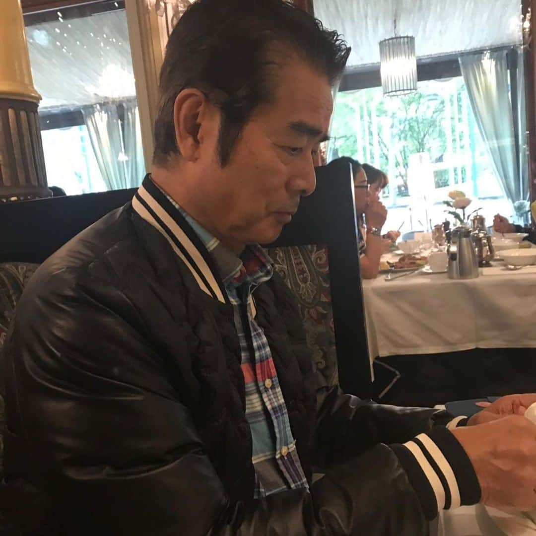 キャシー中島さんのインスタグラム写真 - (キャシー中島Instagram)「ヘルシンキ1日目の朝です。曇ってます、温度は15度位ちょっと寒いです。 明日はニースに移動します。ニース、は23度から25度なのでヘルシンキより下ずっとあったかいですね。 朝食のメニューはこちら、野菜たっぷりの上にアーモンドとクランベリーをのせてバルサミコとオリーブオイルでいただきます。クランベリーをのせると甘みがバルサミコと合っていて美味しい❣️ 野菜をいっぱい食べられます！ #キャシー中島＃キャシーマム#ヘルシンキ＃夫婦二人旅＃朝食」9月7日 22時08分 - official_kathynakajima