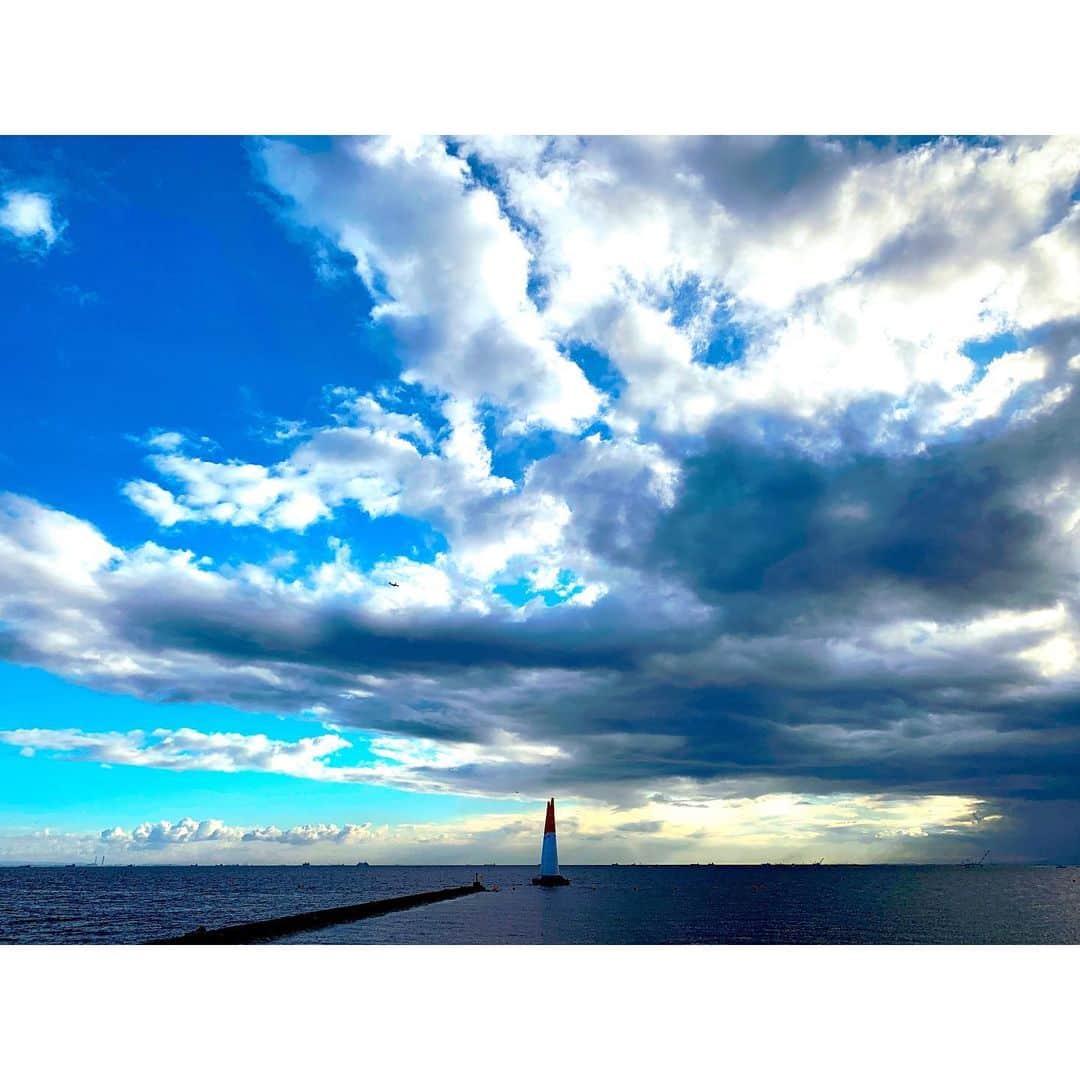 上野なつひのインスタグラム：「私も空飛びたいなぁ〜✈️ #数少ない夏の思い出 #redbullairrace  #何故かブルーインパルス思い出す #ラムネ持って嬉しそう #また大きな口開けて笑ってる #抑えなさい #初エアレース」