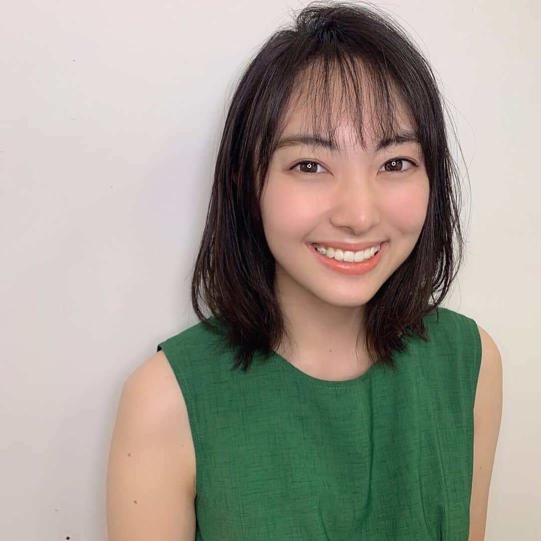 大平有沙のインスタグラム：「バッサリ切りました！(10年ぶり) 鎖骨ロブです💇‍♀️ ミリ @miri_pcott さん毎回ありがとうございます〜💐 #鎖骨ロブ #ロブ #2枚目の指が気持ち悪いね」