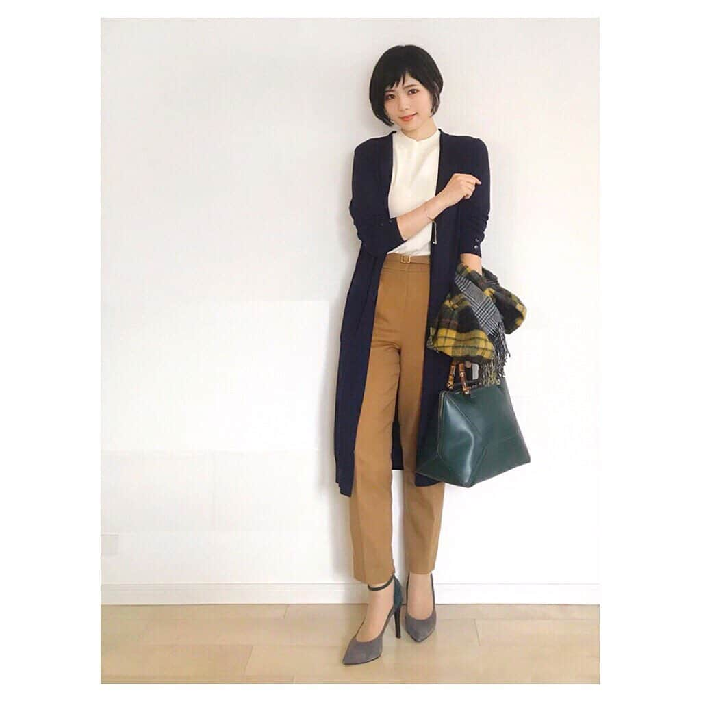 さやさんのインスタグラム写真 - (さやInstagram)「秋のこっくりカラー🦆🍂 #お仕事コーデ ・ knit. @n._official  pants. #naturalbeautybasic  cardigan. @lialapg  pumps. @dianashoespress  bag. #goutcommun pierce. #seadsmara bracelet. #ucalypt ring. #cuicui watch. #agete ・ 最近 少しずつ去年の秋物をクローゼットに足しています☺️✨ 今回は キャメルパンツを投入♡ 去年の秋物と 今年の秋物を合わせると また新しい組み合わせができて楽しい🙈✌🏻 ・ キャメル ネイビー ディープグリーンの 今回の色合わせ めちゃめちゃすき😍 色数が多くても トーンを揃えるとまとまりやすくなります〜 ・ ・ ・ #オフィスカジュアル #オフィスコーデ #通勤コーデ #olコーデ #秋コーデ #ロングカーディガン #チェックストール #キャメル #ネイビー #ディープグリーン #こっくりカラー」9月7日 22時10分 - saya_wear