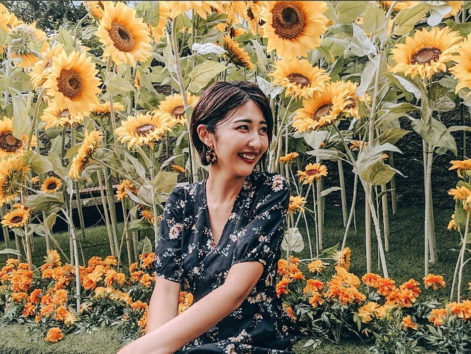 Lisaのインスタグラム：「. 最後に夏っぽいところへ行ってきました😙🌻 . ひまわり畑こないだ行ったらもう 刈られたあとだったので😢😢 . あやのカメラマンが面白すぎて こんなしわくちゃな写真しかないけど とっても楽しかった😙❤️❤️笑 . #ひまわり#🌻#夏#花#大好きな花#黄色#元気になる色」