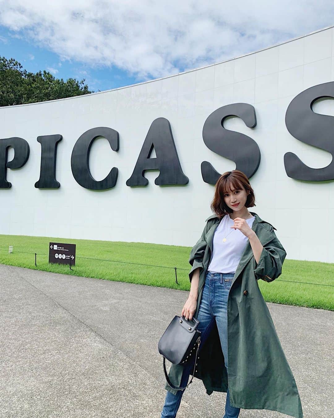 のインスタグラム：「この間、彫刻の森美術館へ👩‍🎨﻿ ピカソ館がリニューアルしていたよ〜🎨！﻿ ﻿ 深緑のボリュームスリーブトレンチコート、初めて着てみたけど良い色味でいいなぁ☺️◯袖もゆるっとしていて着やすい💋﻿ この日はまだ暑かったけど、秋アウターって急に必要になるから今年は安心して肌寒くなる日待てるぞ〜🍠♡﻿ ﻿  #箱根 #彫刻の森美術館 #ピカソ館 #ピカソ #hakone #picasso #fashion #coordinate #code #ootd #outfit #instafashion #fifth #fifthtl  #bag #ファッション #フィフス  #コーデ  #カジュアル #トレンチコート #高身長コーデ  #ボリュームスリーブトレンチコート #秋アウター﻿ @fifth_store このトレンチ30%offなってました❤︎」