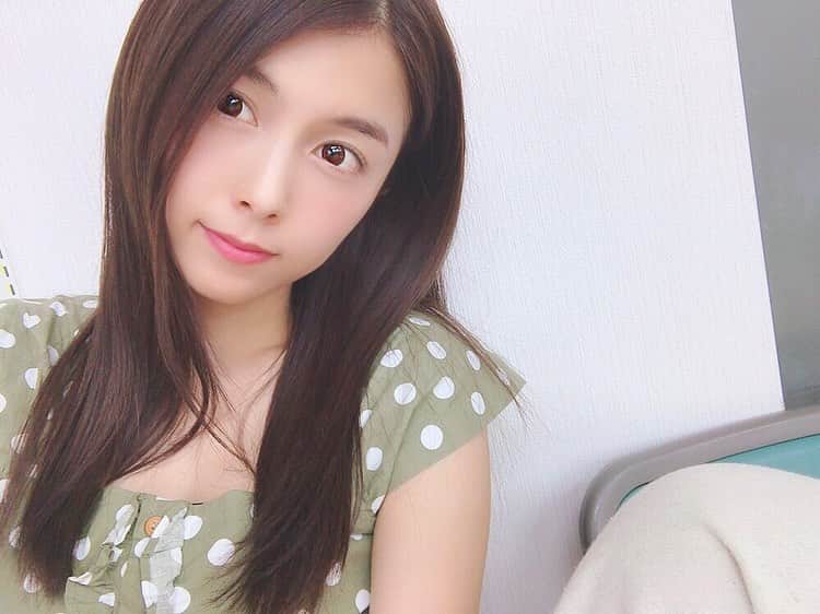 のインスタグラム：「髪色変えました💕 今回はちょっと暗めの #ショコラブラウン に☺️🙌 いつも、その時の気分や舞台での役柄を伝えて美容師さんにお任せしてます!!なので、今回はこういう役です。😆 #newhair #haircolor #hairstyle #hairarrange #hair #ヘアカラー #美容師さん #お任せ #ヘアスタイル #早く髪伸びないかな #女優 #舞台 #美容 #美意識」