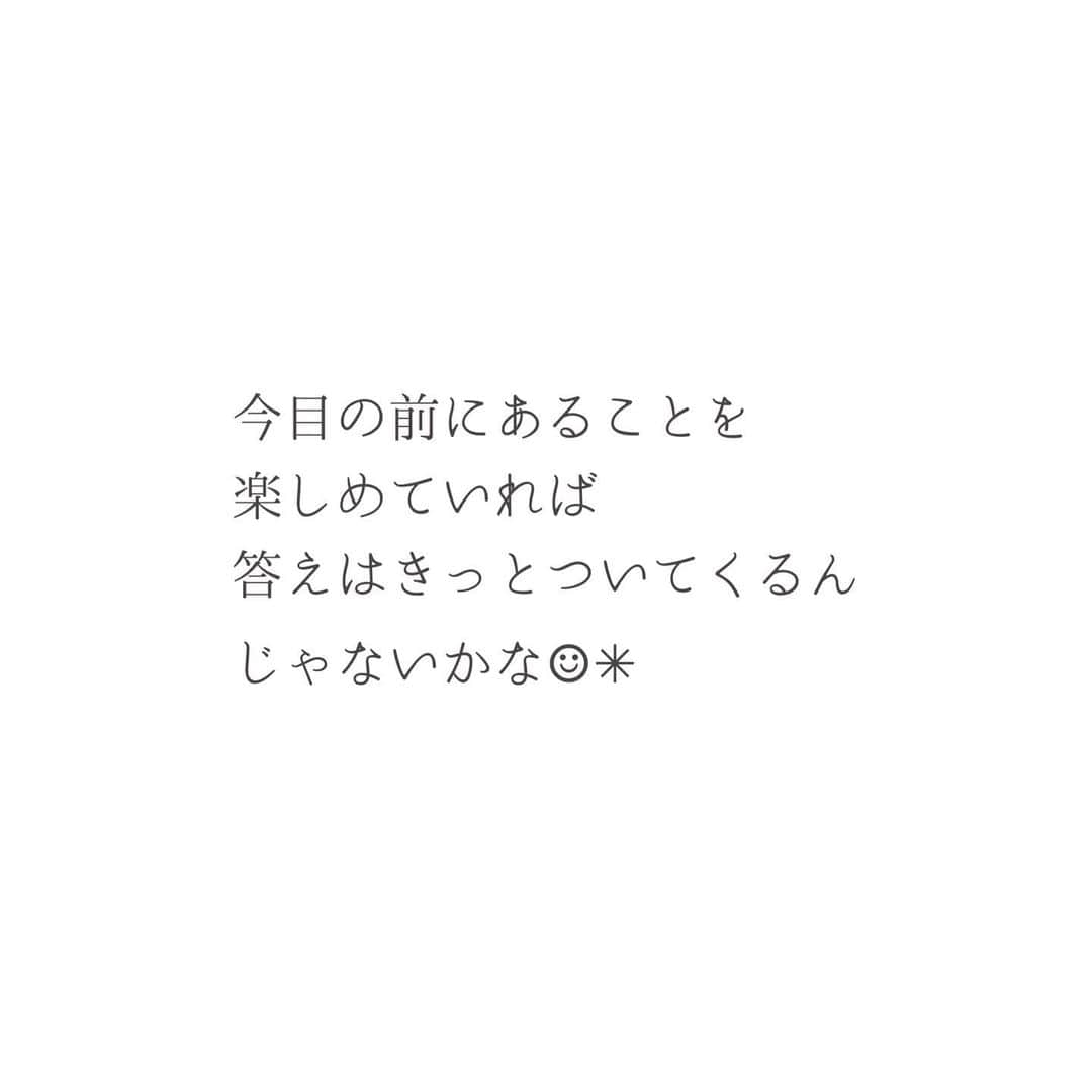 瀧本真奈美さんのインスタグラム写真 - (瀧本真奈美Instagram)「. こんばんは♡ . . 今日は楽しめていたら結果がついてくる そんなお話です☺︎ . . 私は若年出産だったので 子供が子供を産んだ。なんて 言われるのが嫌でとにかく必死でした(^^; . . ちゃんとお母さんをしなきゃ。と思うあまり 自分の子育ては間違っているかも。 私が未熟だからちゃんと 育てられないんじゃないか。 そんな悩みをずっと持ってました。 . . あれから30年が過ぎましたが 自分がやってきた子育ても 生き方も正解なのか不正解なのかは 未だわからないままです☺︎✳︎ . . なのにあの時は 答えをすぐに出そうとしていたから 余計上手くいかなかったのかな？ と今になると思います✳︎ . . だから昔の自分に言ってあげる ことができるとすれば。。。 「そんなに無駄に悩んでストレスを 抱えていつもイライラしちゃうより もっと子供たちと楽しんで」 って言いたいです☺︎ . . 仕事ももっと楽しめたらよかったかな☺︎ とにかく肩に力が入って気負って 生きてました(^_^;) . . 現役ママさんでもしも 同じように悩まれている方が いらっしゃったら 悩んでも答えはずっとずっと後にしか わからない。ってことをお伝えしたいです☺︎ . . 今を全力で楽しんで下さい♡ 今日も一日お疲れ様でした☺︎ . . ———————————— . . 毎日がちょっとずつ楽しい♡ そんな暮らしが増えるように 新書籍に思いを詰め込みました✳︎ ハイライトよりご覧下さい☺︎ . . ———————————— . . ✏︎ブログがAmebaオフィシャル になりました♡ . . よろしければプロフィールより こちらもご覧くださいね♡ . . ✳︎✳︎✳︎✳︎✳︎✳︎✳︎✳︎✳︎✳︎ . more pic ⬇️ @takimoto_manami . . ✳︎✳︎✳︎✳︎✳︎✳︎✳︎✳︎✳︎✳︎ . . #暮らしの記録 #仕事 #子育て #悩み #ストレス #うまくいかないことだらけ #でも悩んでストレスがあると余計にうまくいかない #悪循環 #自分リセット #みんなきっとすごい頑張ってる #そんなに頑張らなくていい #答えは最後にしかわからない #今を楽しむ #あなたを苦しめるものは手放していい #楽に生きる #ワンオペ育児経験者 #子育ては反省ばかり #やり直してみたい」9月7日 22時26分 - takimoto_manami