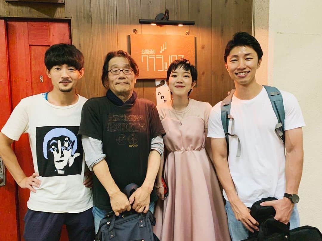 佐藤史果のインスタグラム：「2019.9.6(Fri)@公園通りクラシックス ・ ・ 佐藤史果　Vocal ASU　Vocal&Piano 須磨和声 Violin 沢田 穣治 Contrabass ・ ・ Set List. 1st. 01_あの鐘を鳴らすのはあなた(#和田あき子 ) 02_くれないホテル(#西田佐知子) 03_待つわ(#あみん) 04_みちづれ(Journeyより) 05_Journey(Journeyより) ・ ・ 2nd. 06_炭坑節 07_さらば恋人(#堺正章) 08_少年時代(#井上陽水) 09_なごり雪(#イルカ) 10_グッバイマイラブ(#アンルイス ) enq_無人島(Journeyより) enq2-Journey(Journeyより) ・ ・ 公私共に尊敬をしている、大親友のAsuさんとのLive、 Volume 2. 新たに素晴らしいミュージシャン#須磨和声 さんも加わりSpecialな時間でした。 須磨さんとは、#おおたか静流 さんのRecordingでご一緒して以来。 私が今まで聴いてきたViolinの中で一番大好きなViolinの音色を奏でてくれる方です。 ・ ・ #公園通りクラシックス の箱は前回同様、 包み込むような柔らかい音の響の中を進んで行き、ひとつひとつの音色の耳心地は最高でした。 ・ ・ 2019年最後にまた今回の4人でのLiveが決定致しました。 2019.12.30(mon) 今年一年の想い出の締めくくりに。是非いらして下さい。 ・ ・ 次のLiveは10/12(sat)#横浜Jazzpromenadeです👗💎🌈 @jazzpromenade  #live #journey #Asu #佐藤史果 #沢田穣治 #須磨和声 #渋谷 #公園通りクラシックス」