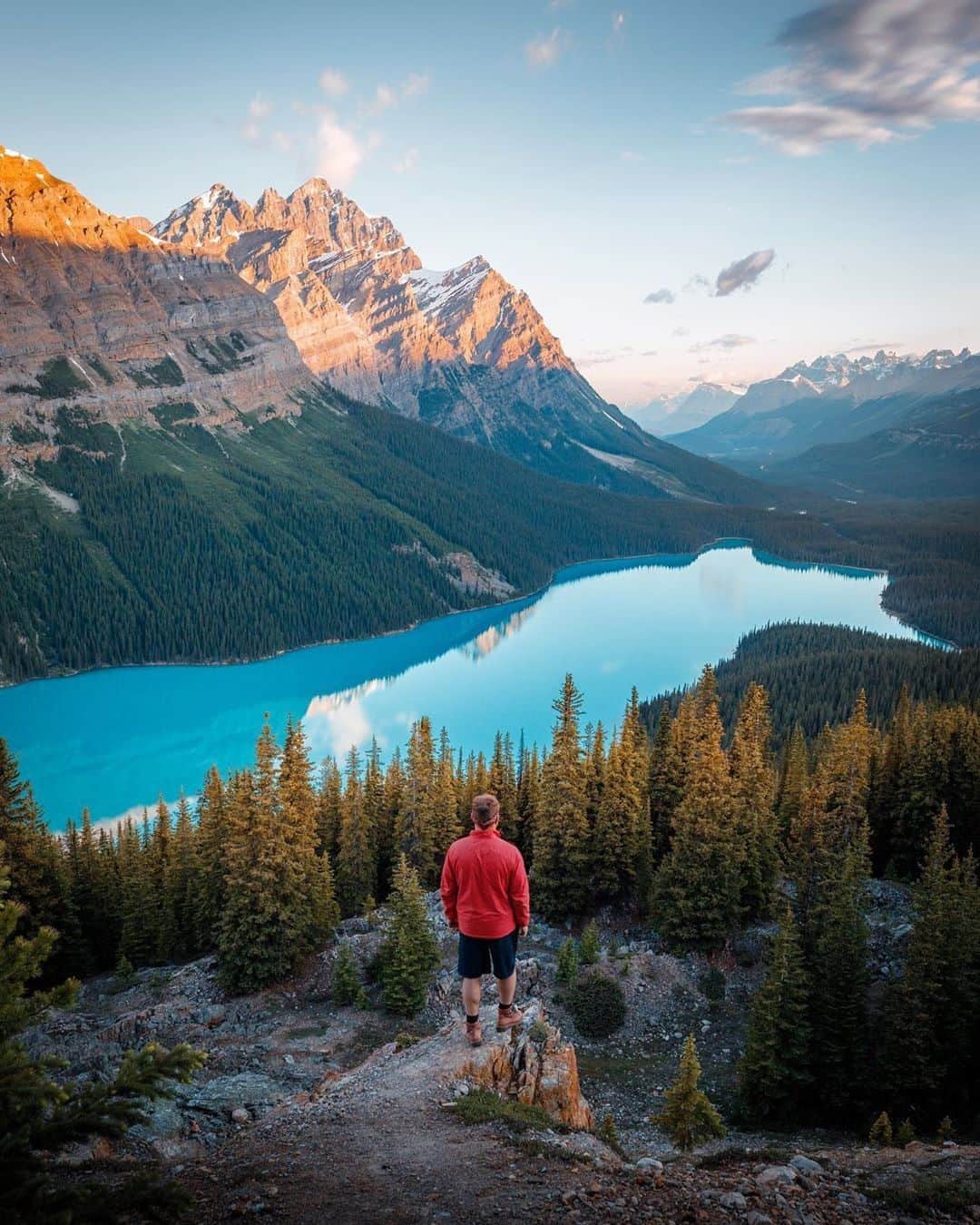 エディー・バウアーさんのインスタグラム写真 - (エディー・バウアーInstagram)「Give yourself an extra push this weekend, it will be worth the effort! Especially when the reward is as beautiful as the view from Banff National Park. Get out and #LiveYourAdventure this weekend. ⁣ ⁣ 📸: @ryanresatka」9月7日 22時30分 - eddiebauer