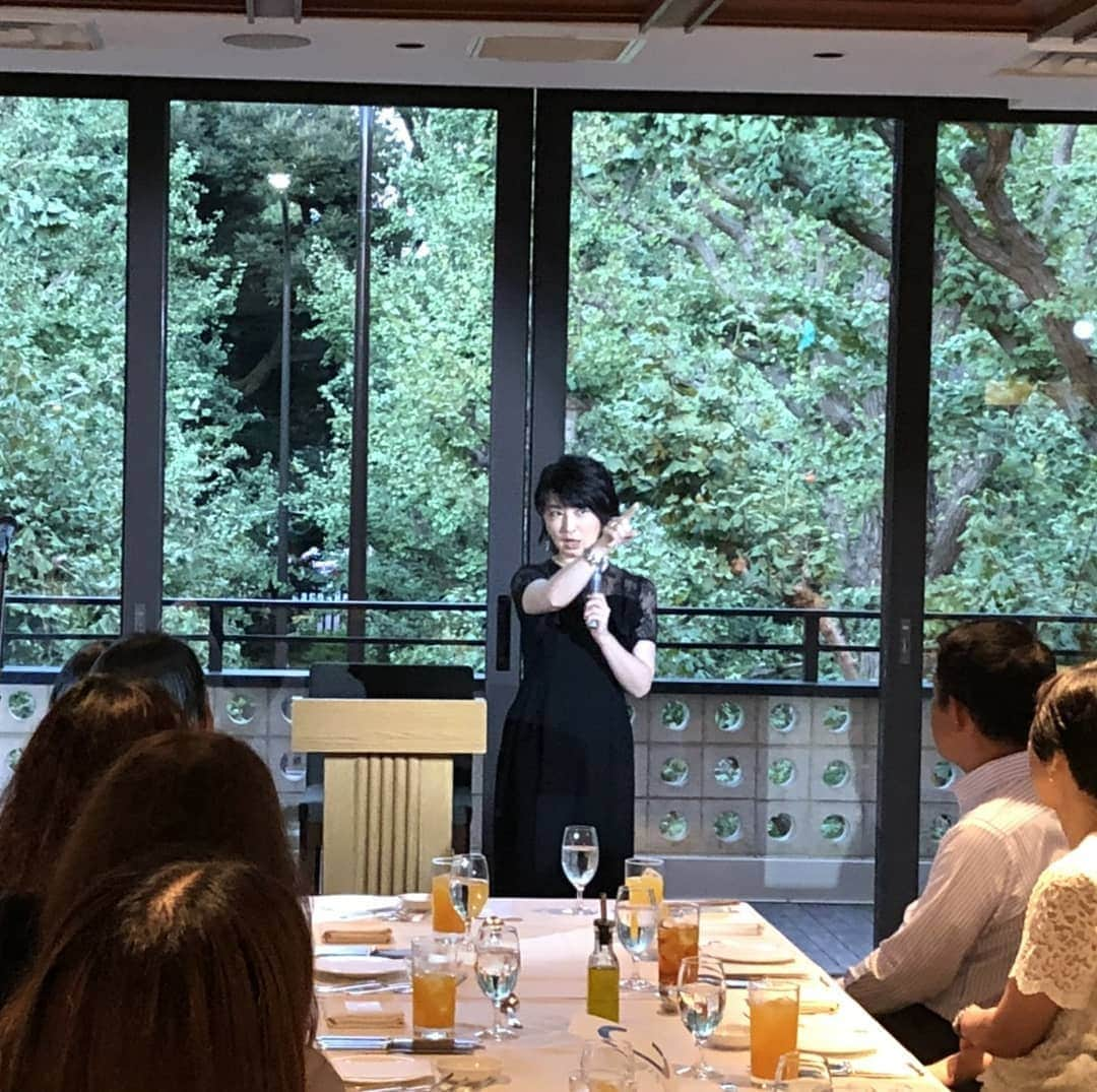 小島奈津子さんのインスタグラム写真 - (小島奈津子Instagram)「2019*9*7 『おとな会話術』なる#講演会 させていただきました。@#キハチ青山本店 ． #演歌を歌っているように見えるphotoもありますがちょっとも歌っていません😁 #なぜにその瞬間！」9月7日 22時30分 - kojimanatsuko_official