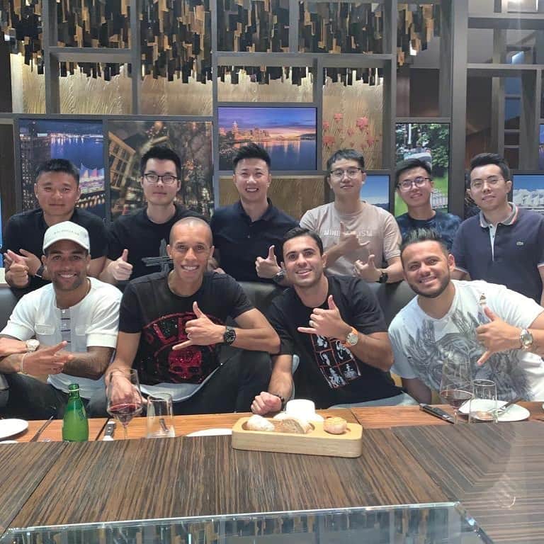 ミランダのインスタグラム：「Comemorando  niver com os amigos 🙏🏽🇨🇳🎂」